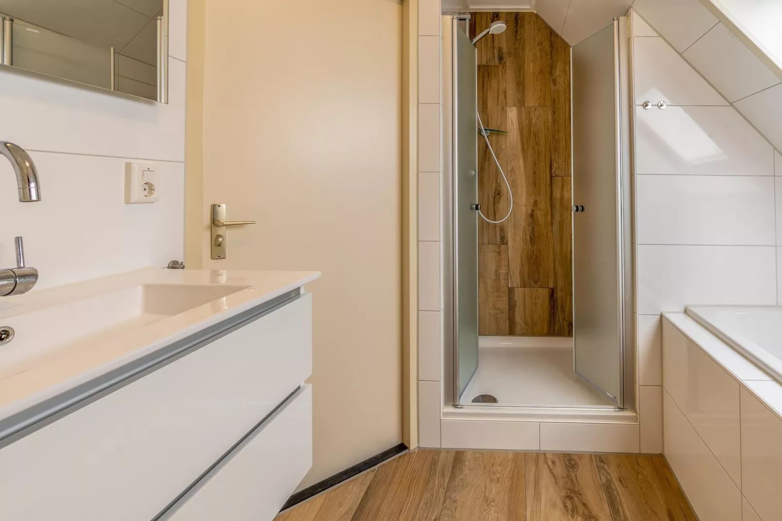 Kamperfoelie 81-Bathroom