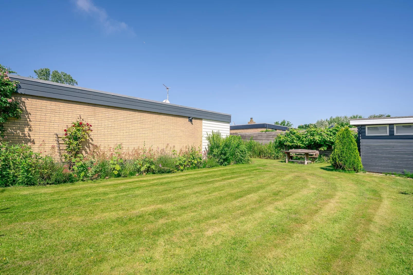 Orchismient 2-Gardens in summer