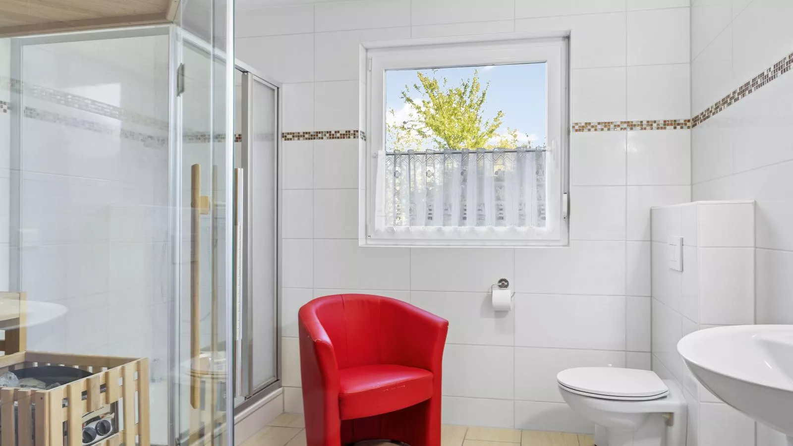 Windflüchter links mit Sauna-Badezimmer