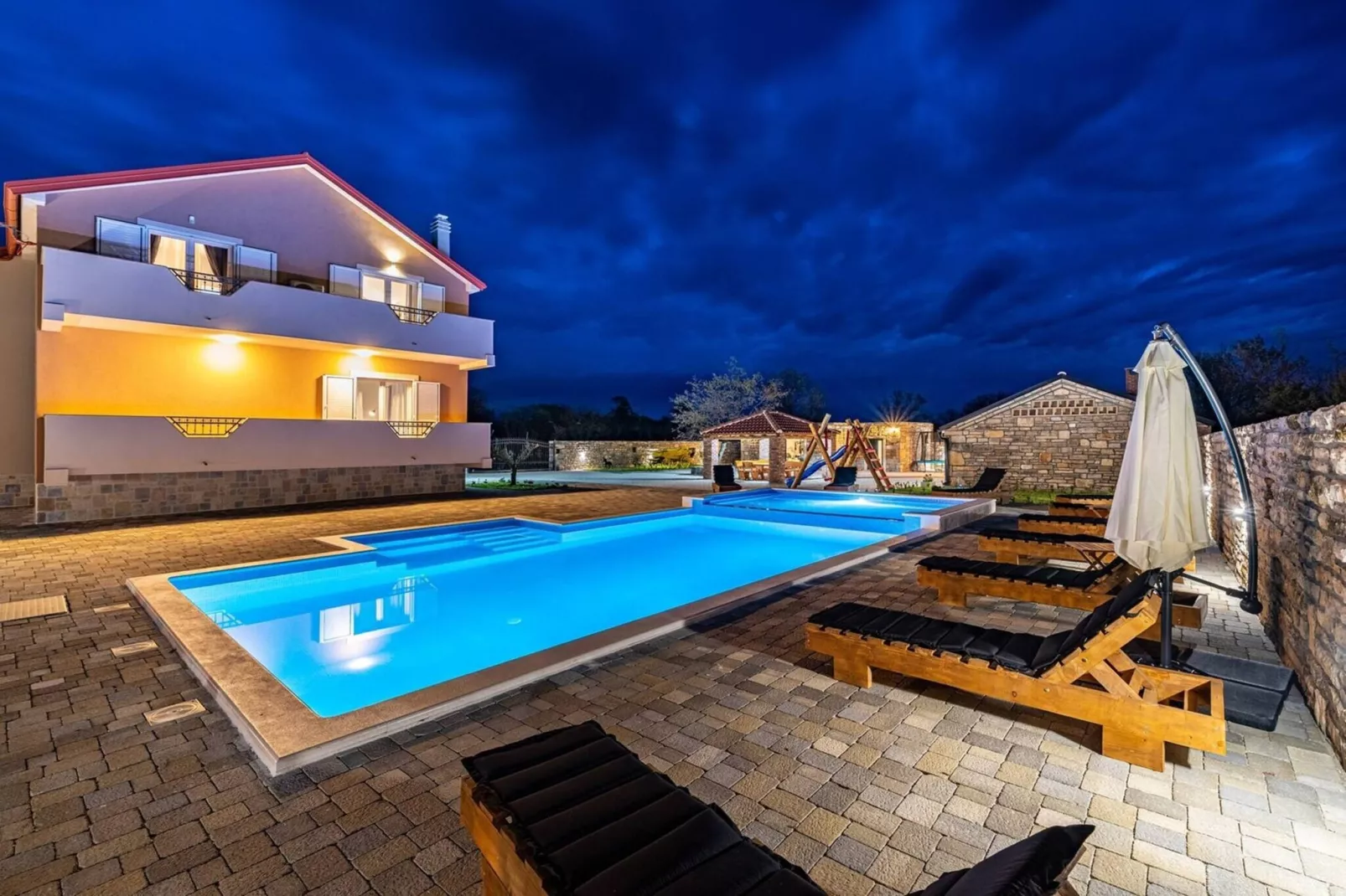 Luxury Villa Escape-Swimming pool