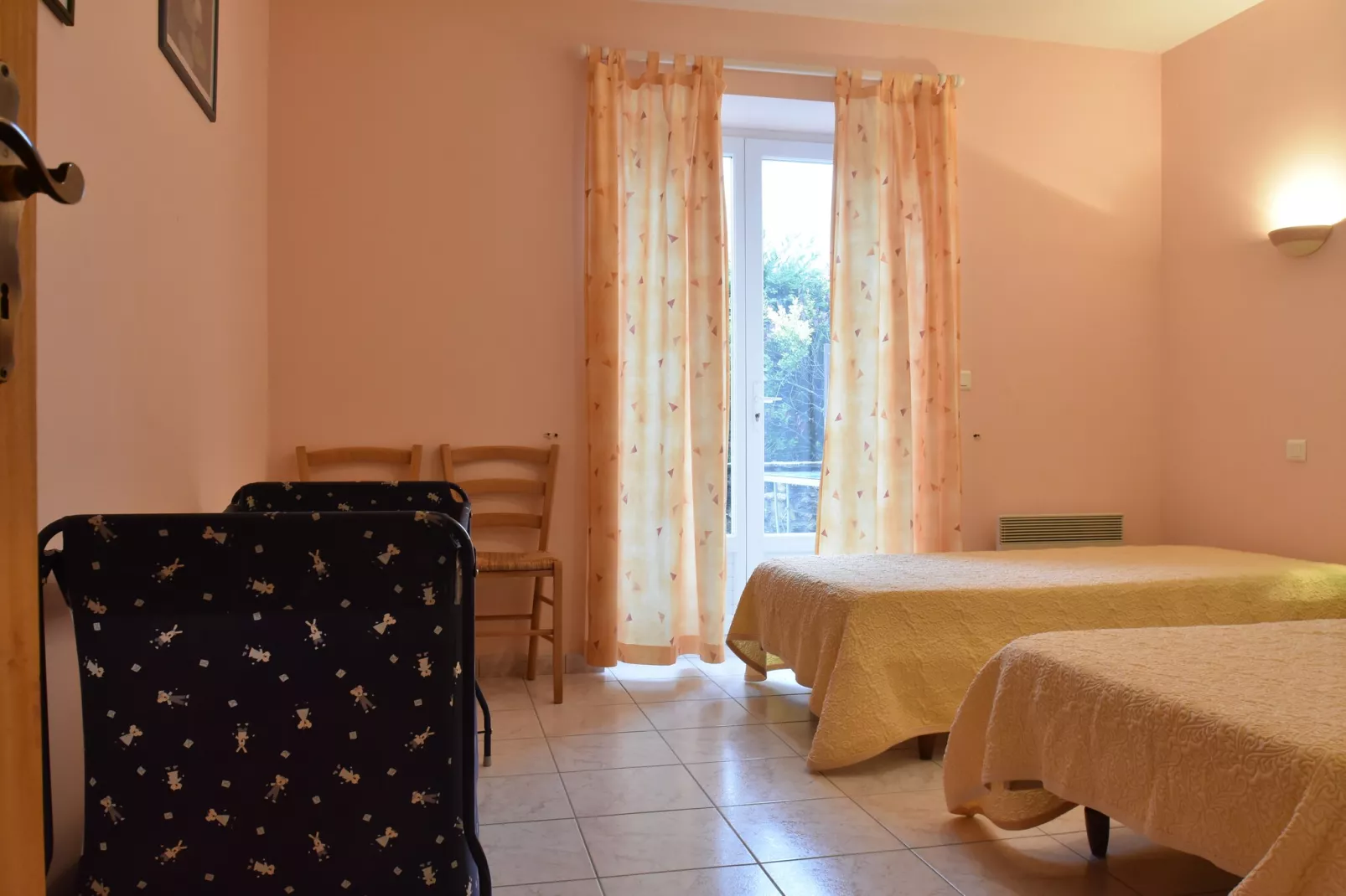 Maison de vacances Besse Les Vitarelles 6p-Bedroom