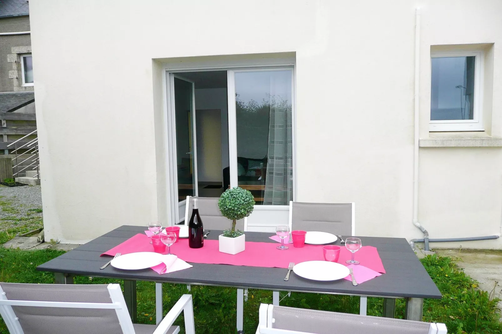 Doppelhaushälfte in Plouguerneau-Gardens in summer