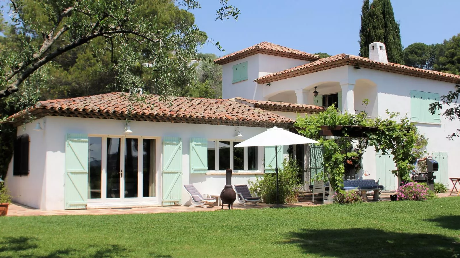 Les Palmiers-Exterior in summer