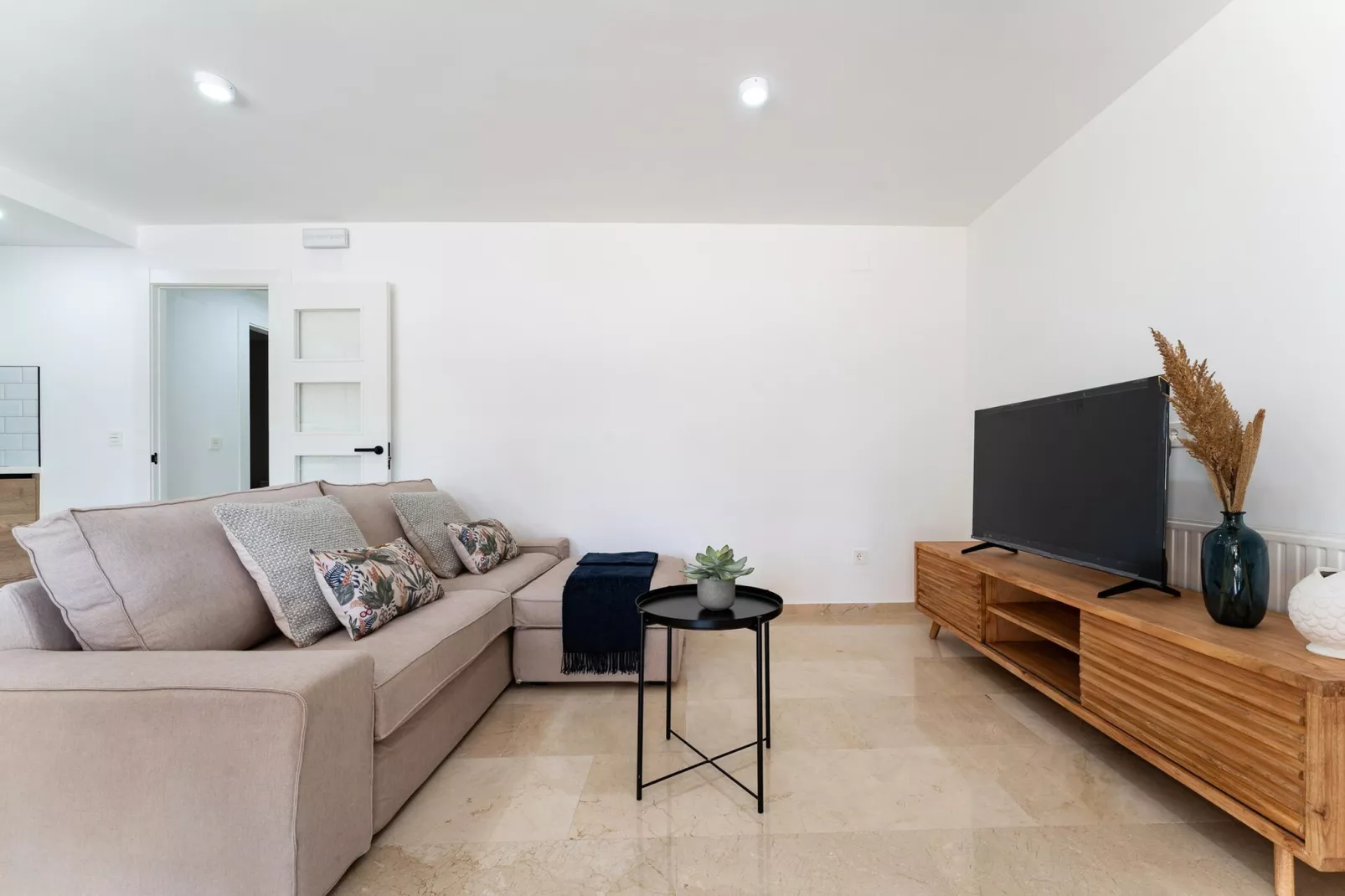 CT 393 - Faro's Soulrise Rooftop - Marbella Beach-Living room