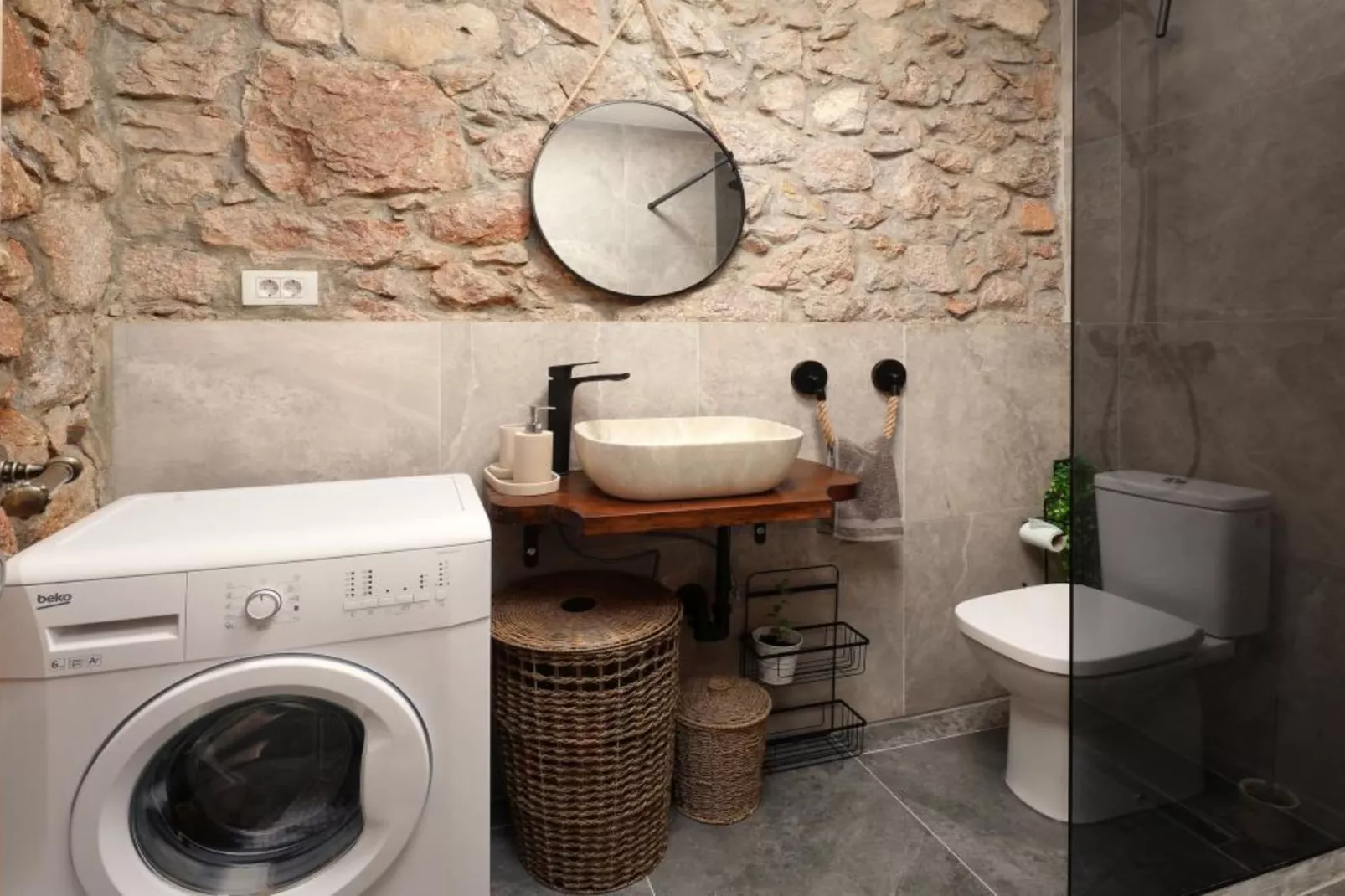 Ana’s Stone House Jurčić Kalić with the Pool-Bathroom