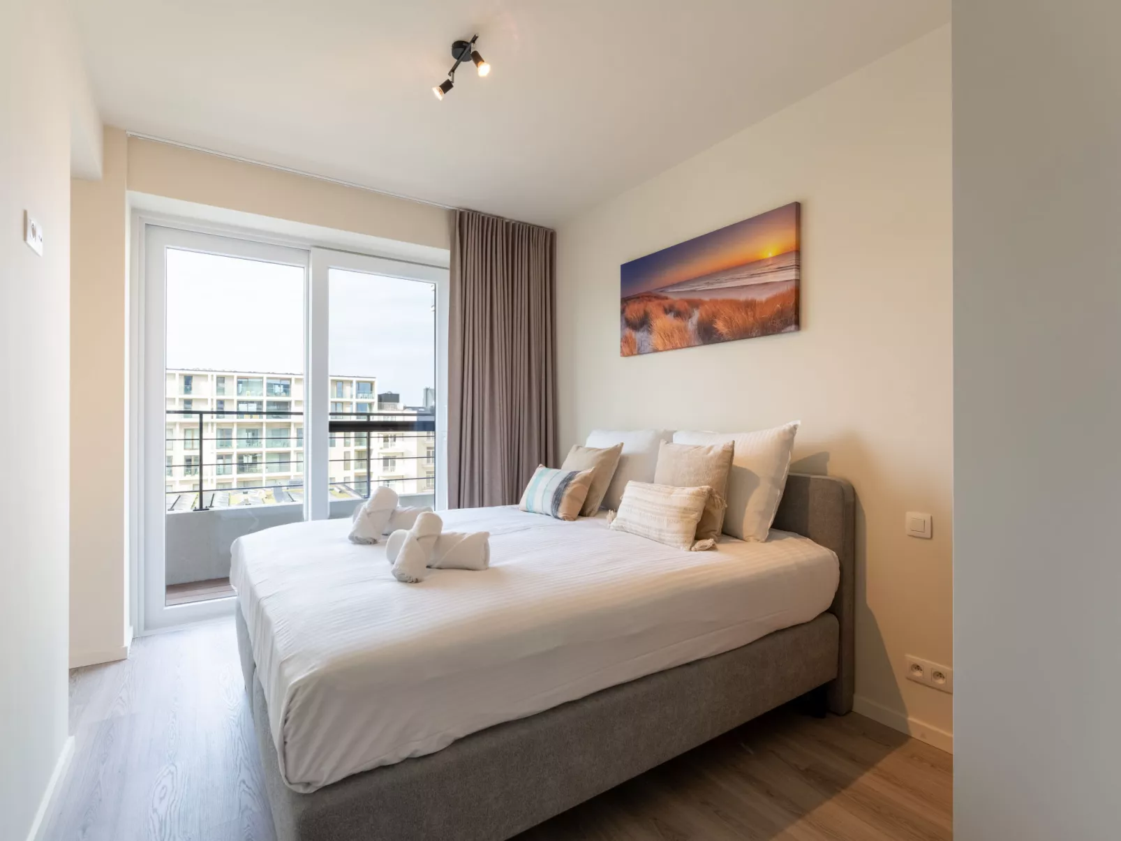 The Waves with parking-Dedans