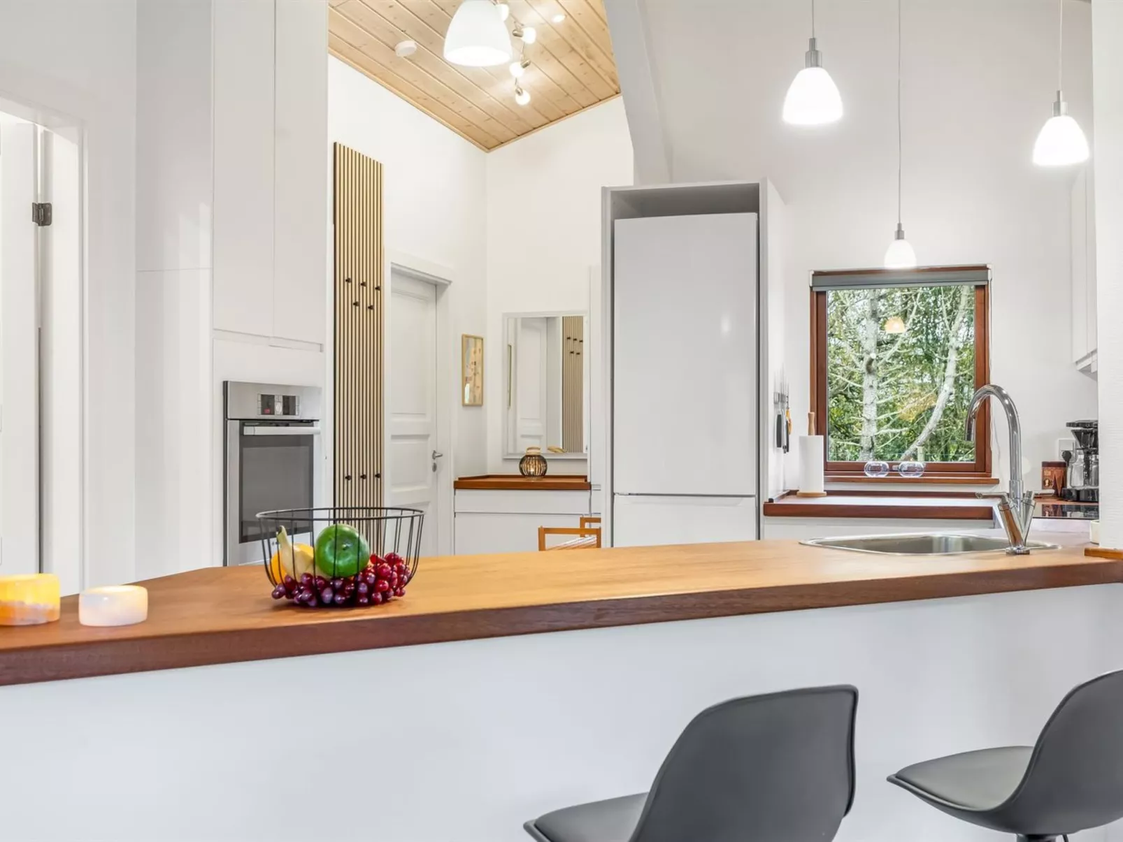 "Jaane" - 250m to the fjord-Inside