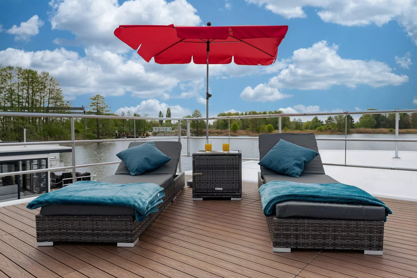 Hausboot in Zehdenick-Terrasse/Balkon