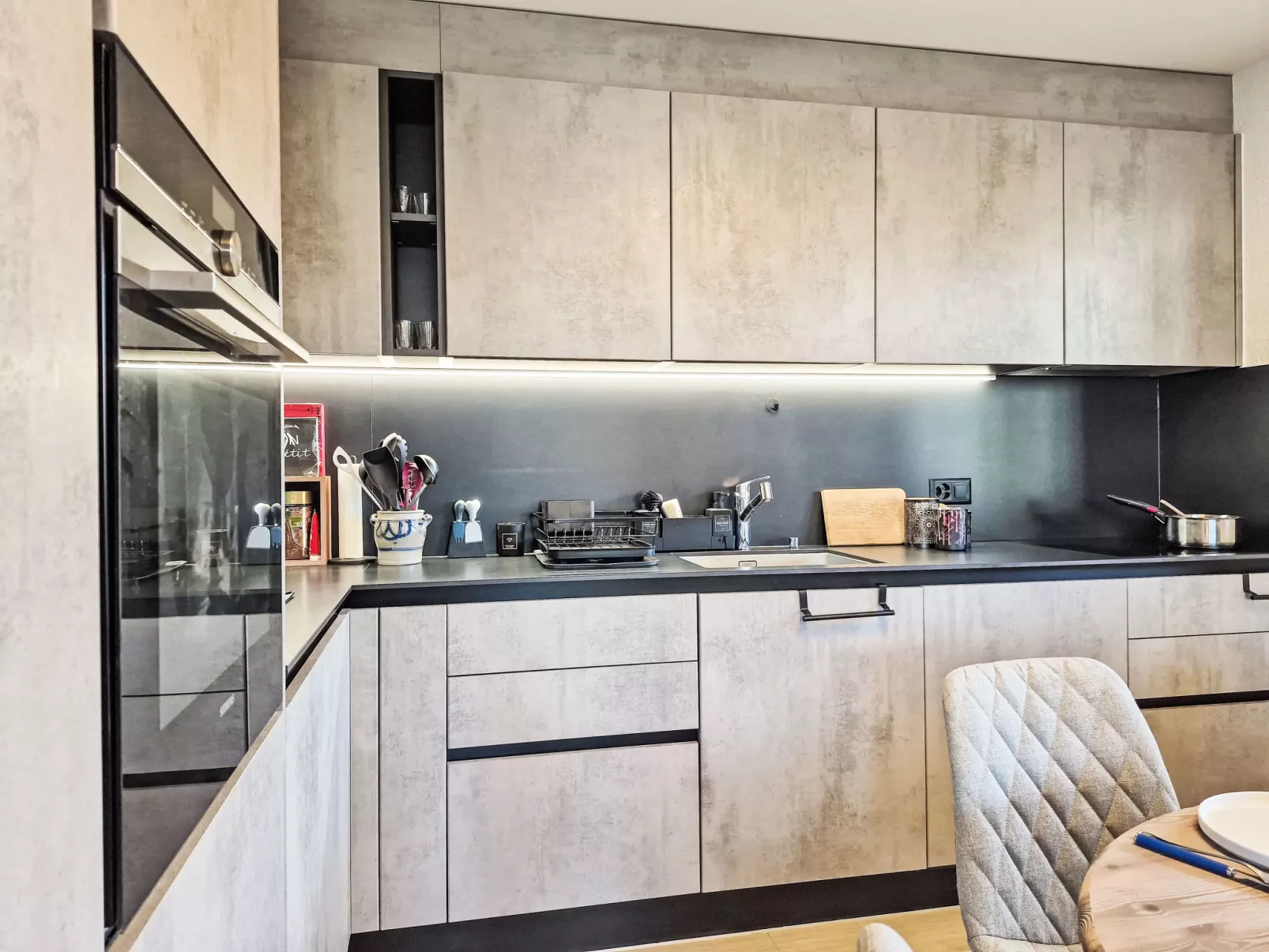 Ambassador 2/1-Inside