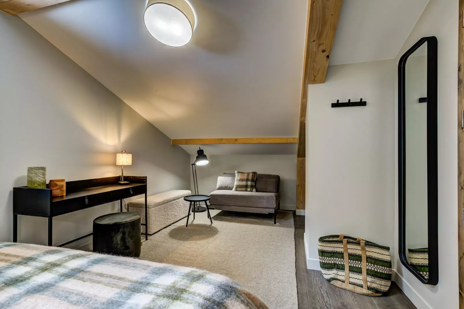 White Pearl A32-Bedroom