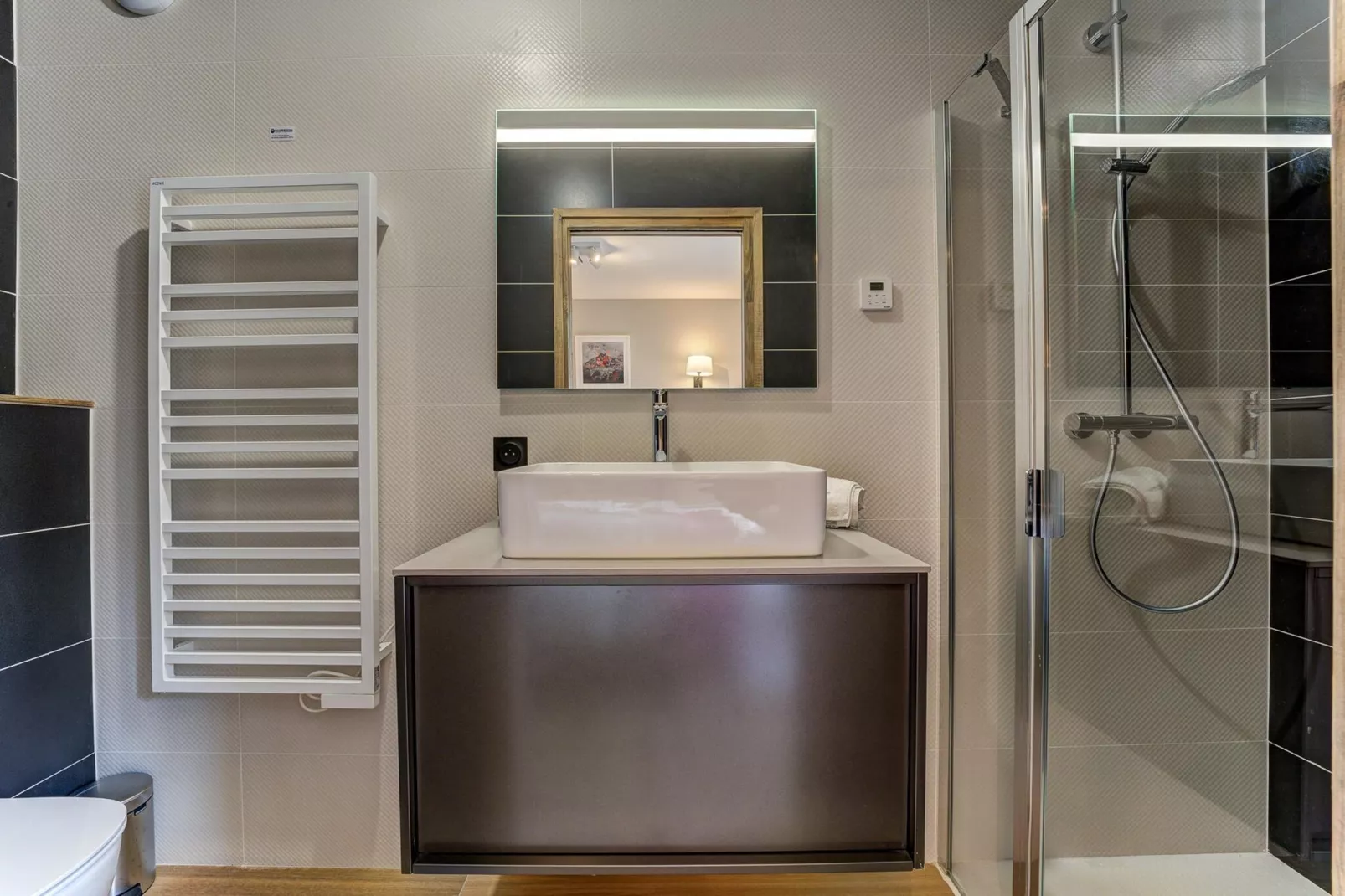 White Pearl A04-Badezimmer