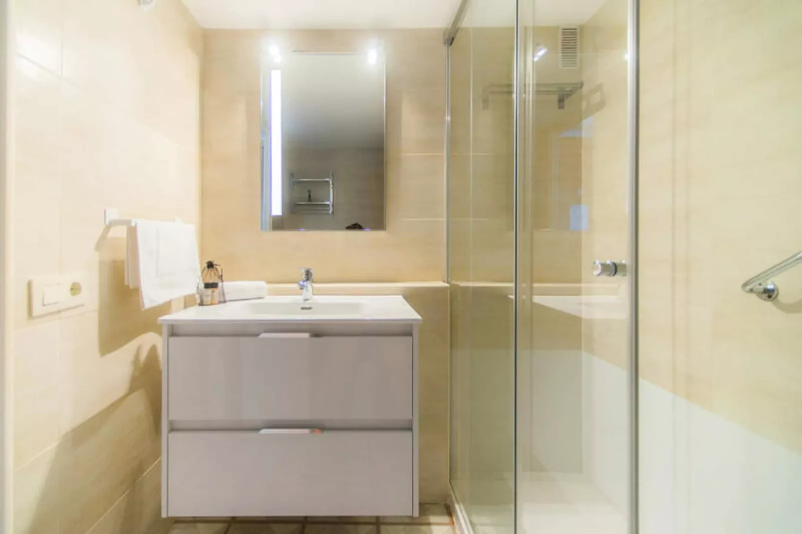 Studio à Roses-Untagged