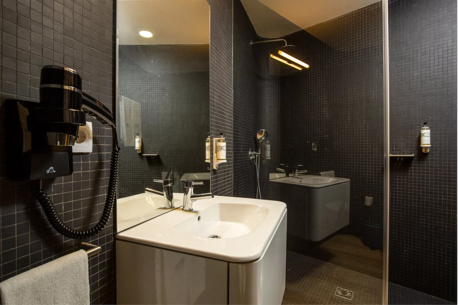 Feel Porto Codeçal Studio 1.2-Badezimmer