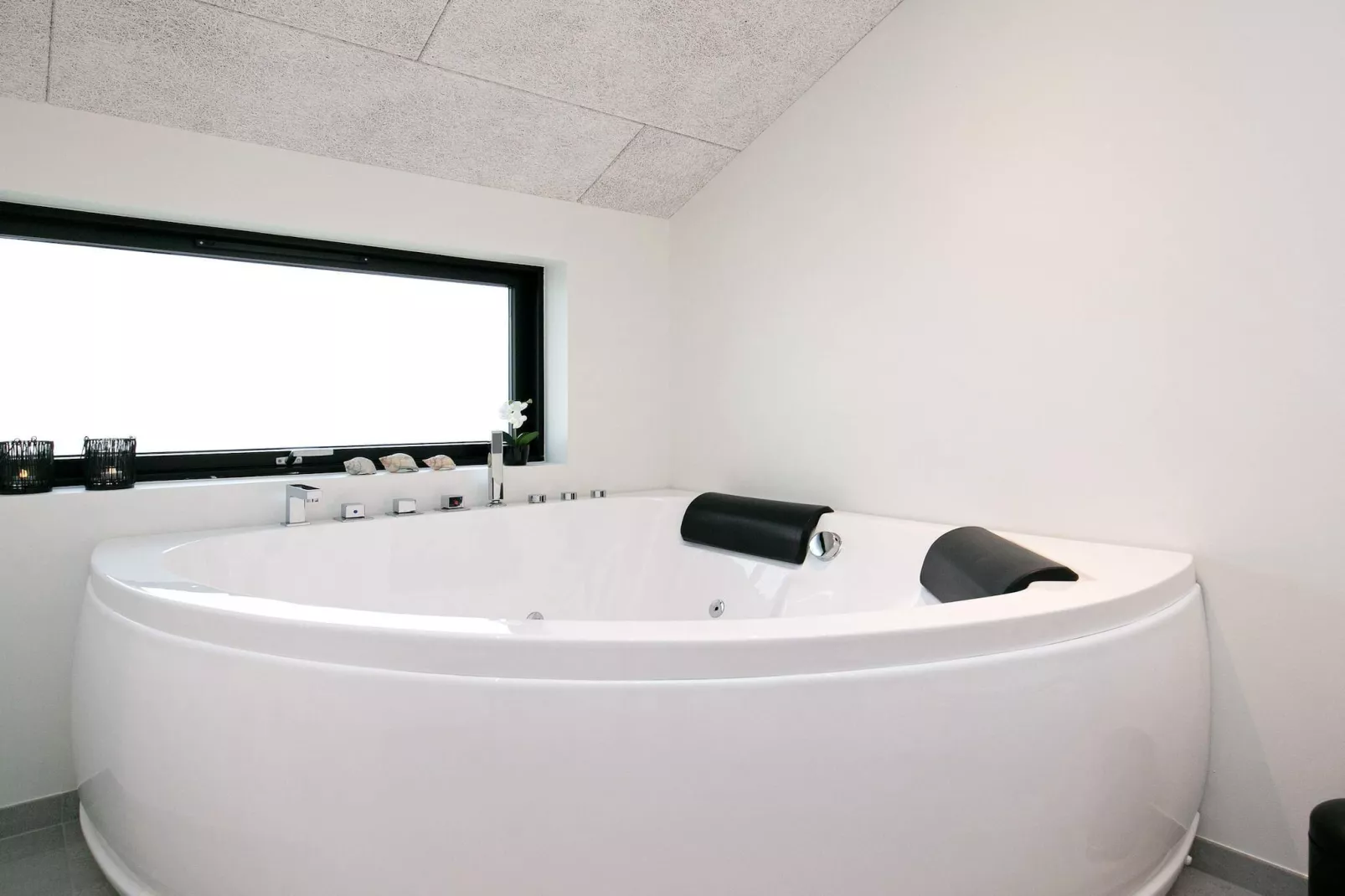 4 Personen Ferienhaus in Løkken-Wellnessbereich