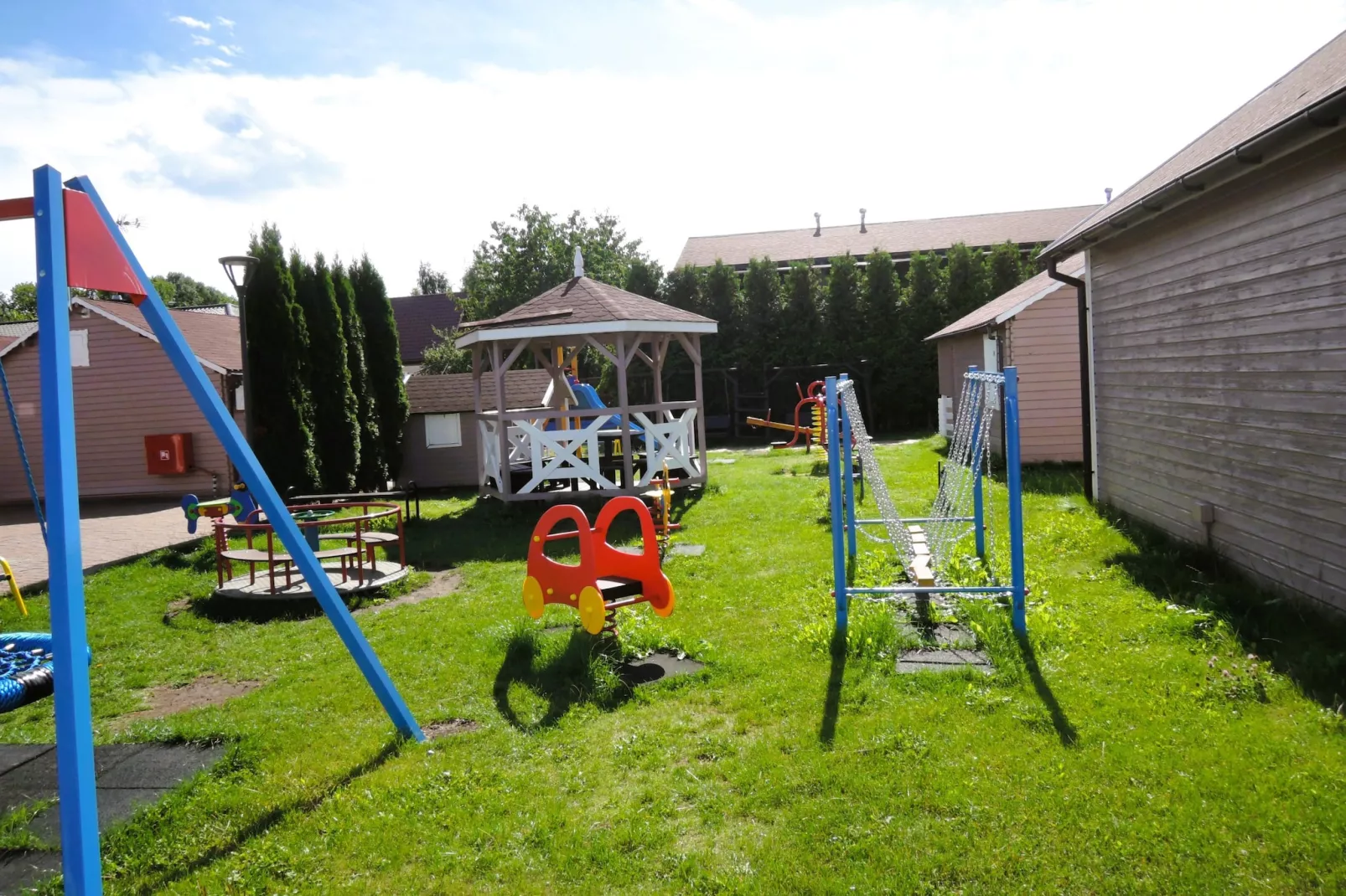 Domy wakacyjne w Międzyzdrojach z podgrzewanym basenem-Garten Sommer