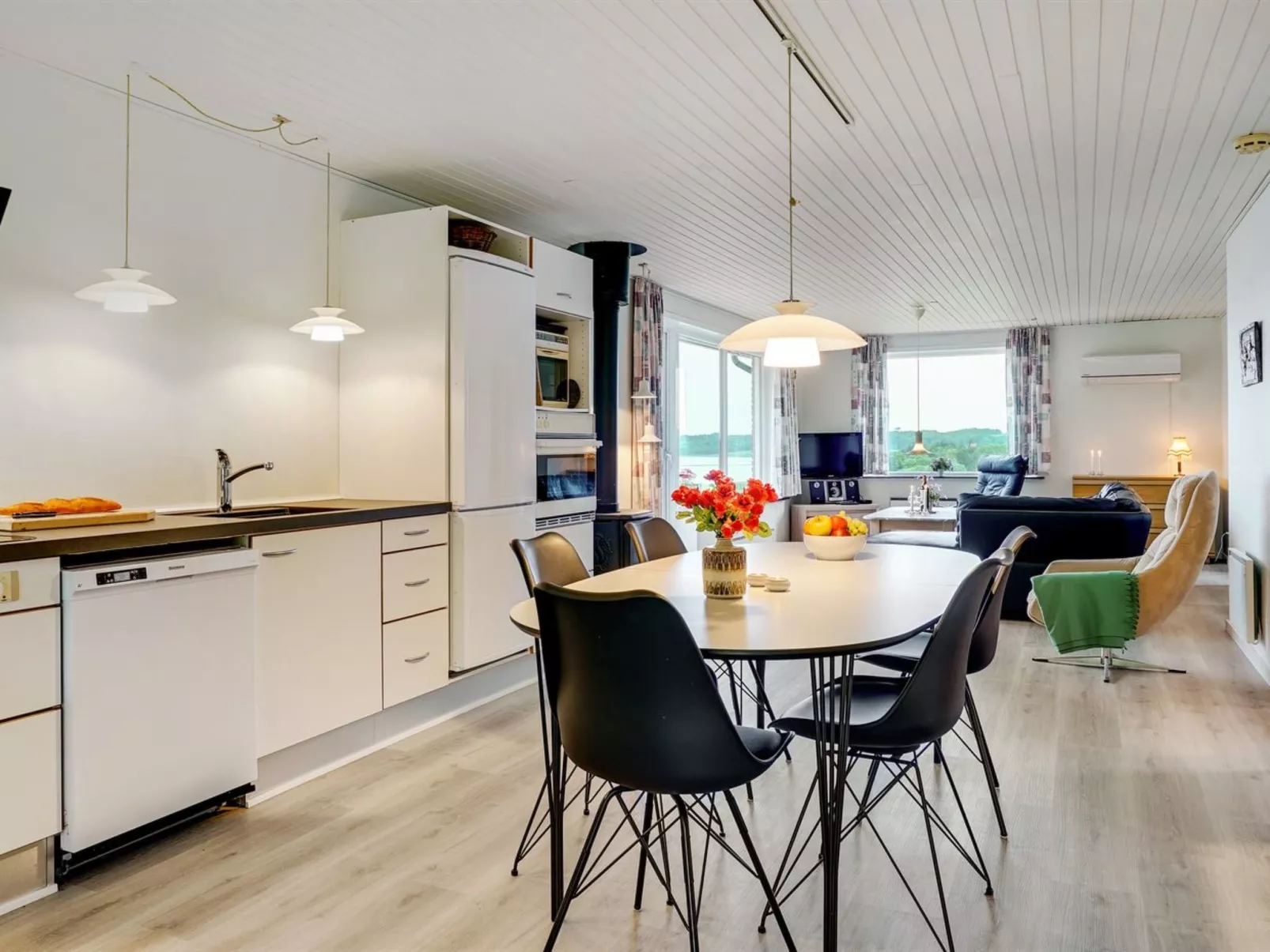 "Ephra" - 250m to the fjord-Drinnen