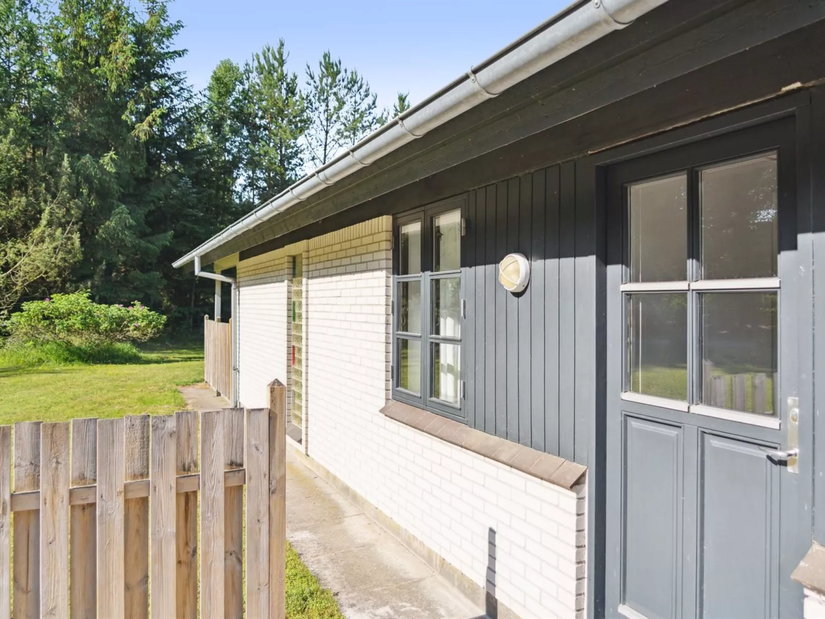 "Henny" - 1.5km from the sea-Outside