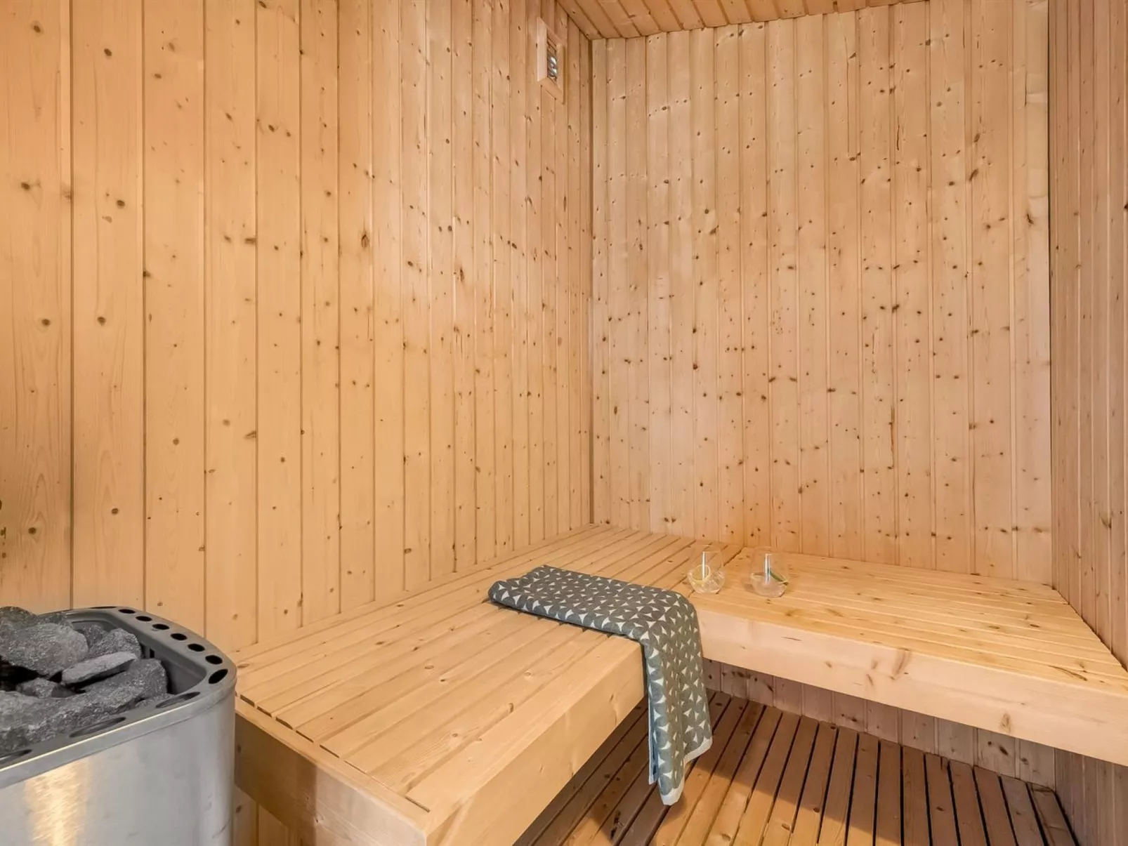 "Drifa" - 600m from the sea-Dedans