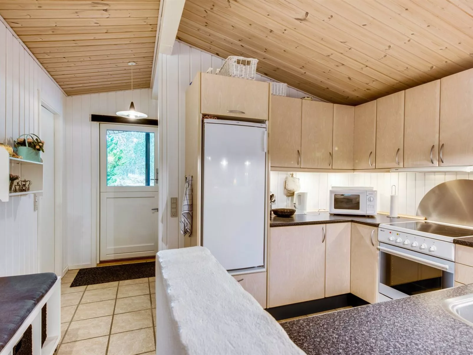 "Emeline" - 1.7km from the sea-Inside