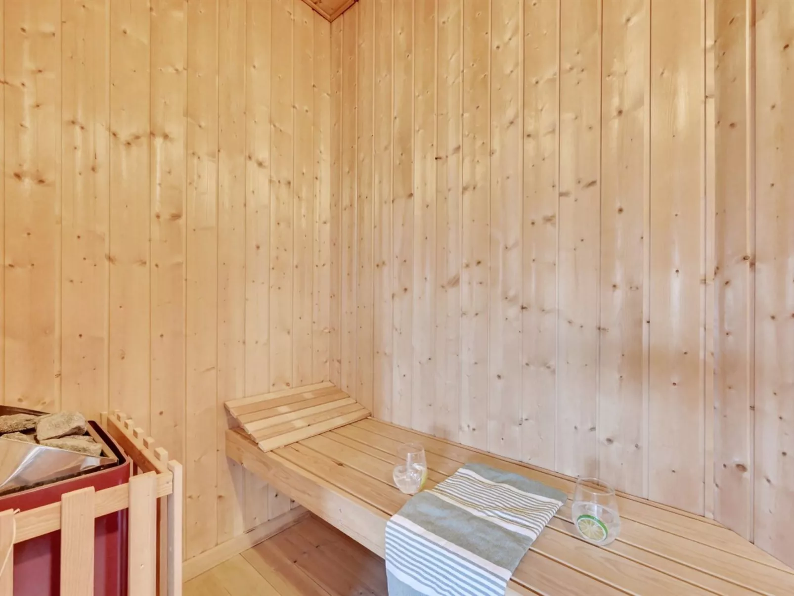 "Cyrill" - 250m to the fjord-Dedans