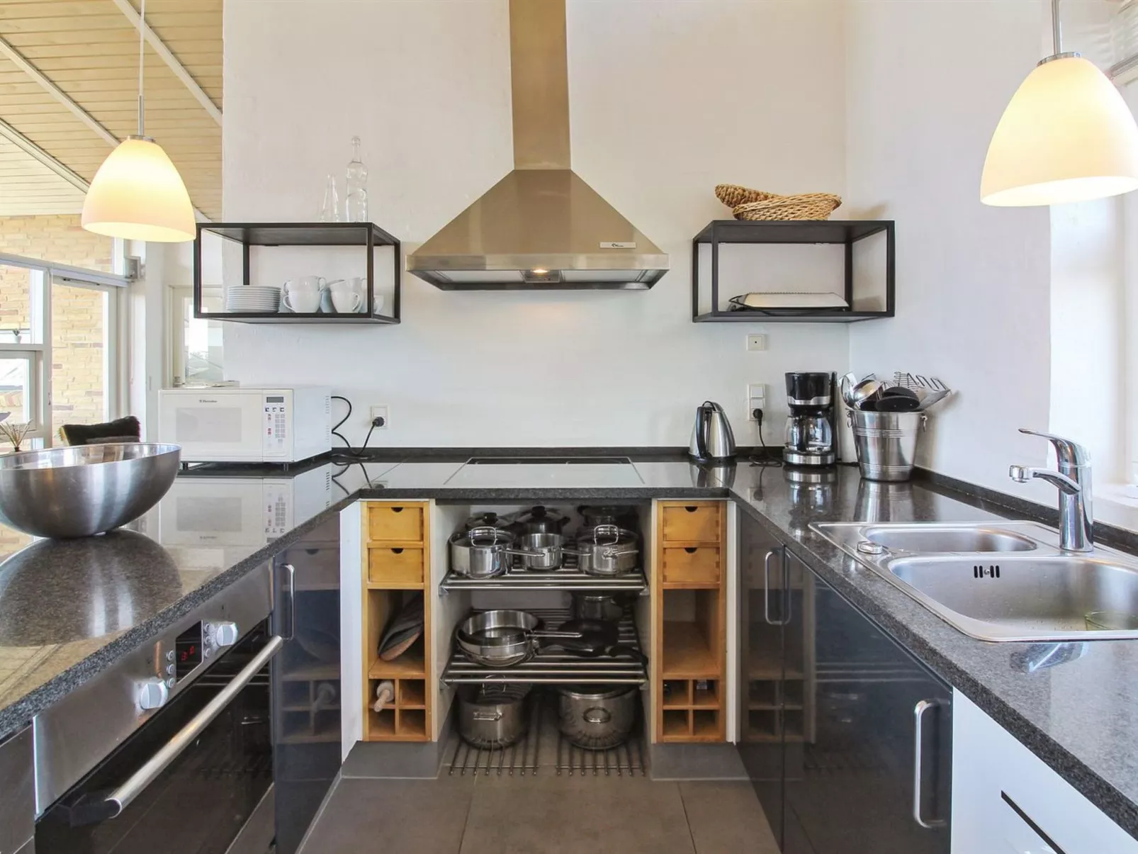 "Judeth" - 300m from the sea-Dedans