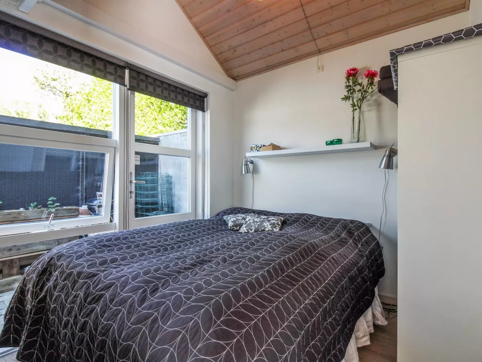 "Grim" - 5m from the sea-Inside