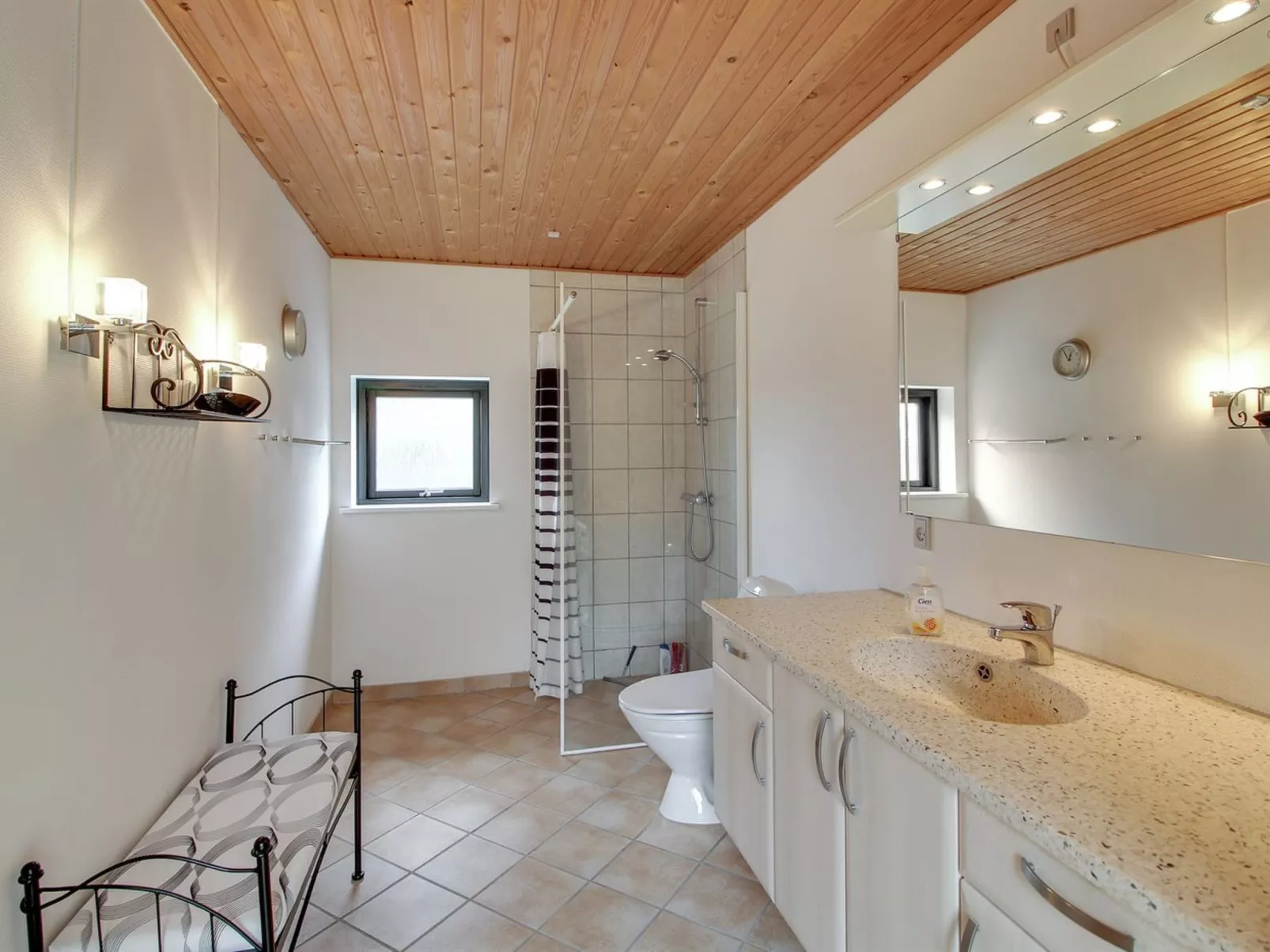 "Amai" - 1.5km from the sea-Inside