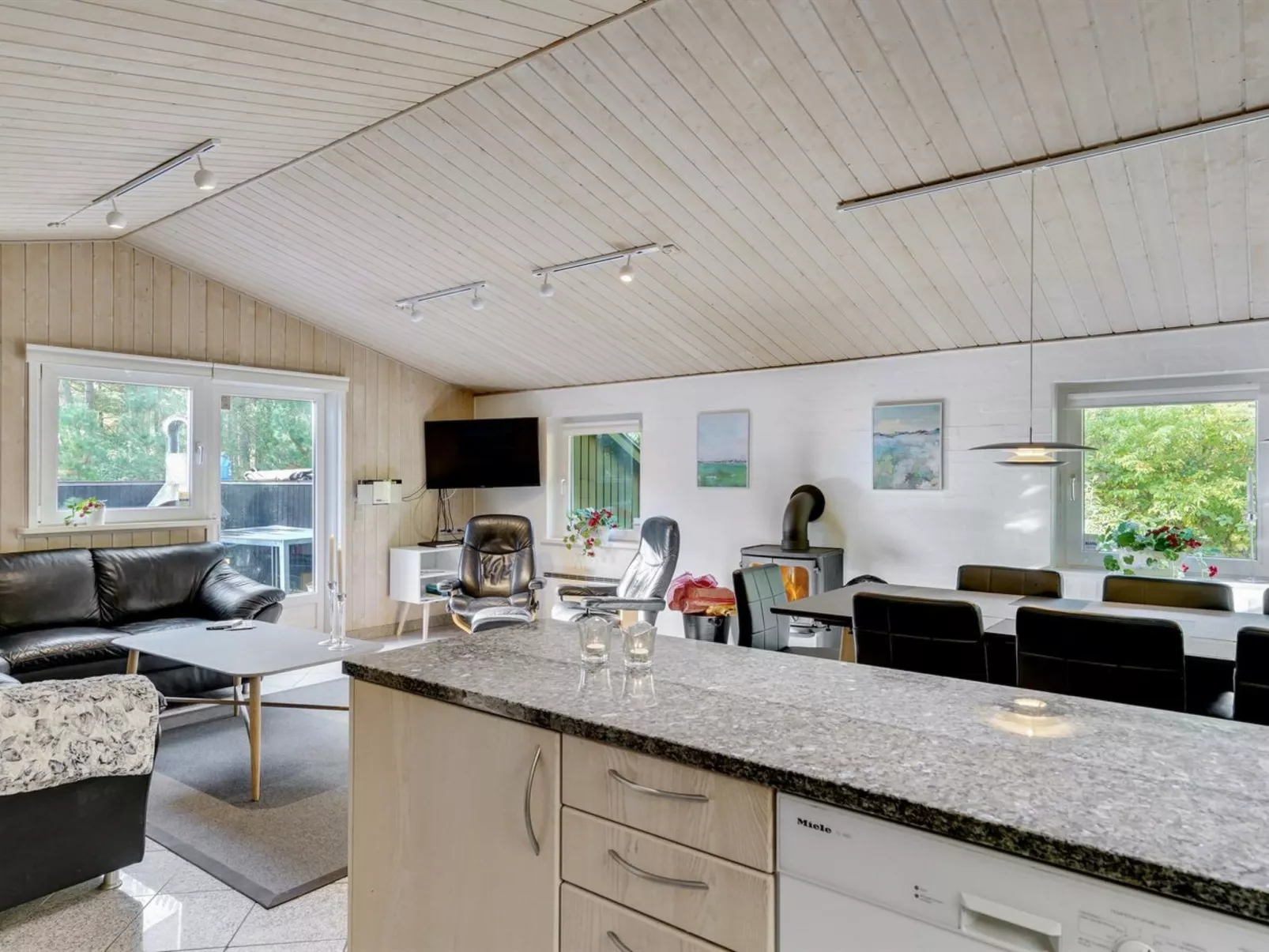 "Jul" - 900m from the sea-Dedans