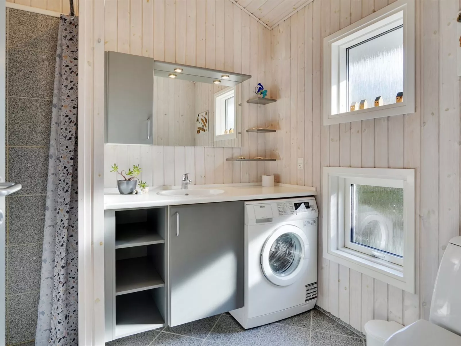 "Alethe" - 1km from the sea-Inside