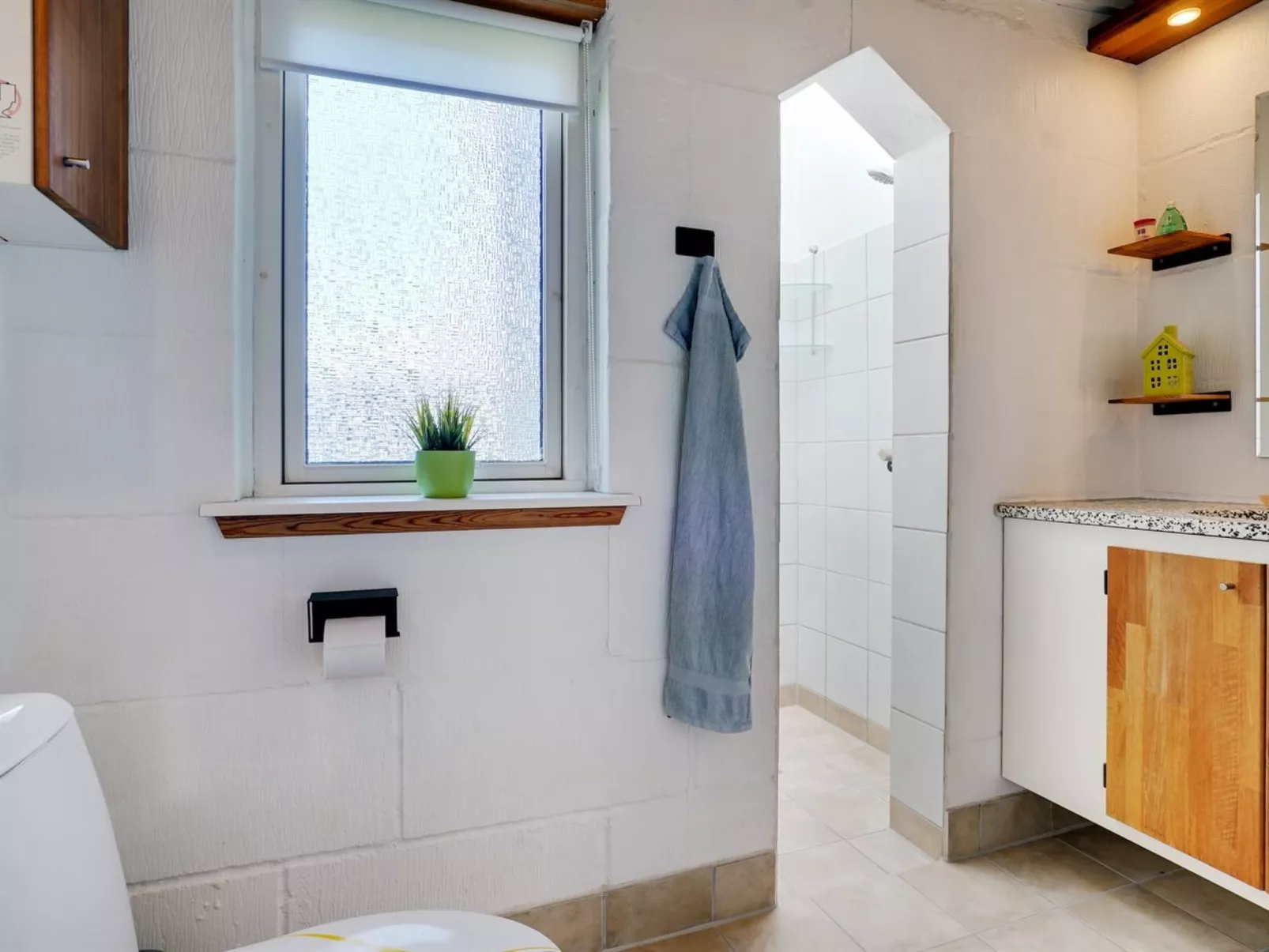 "Guthrik" - 900m from the sea-Inside