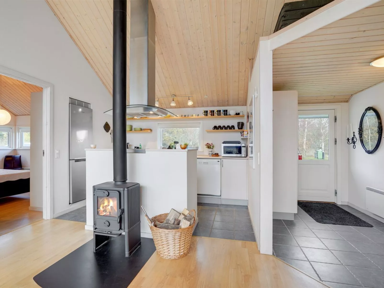 "Daina" - 400m to the fjord-Drinnen