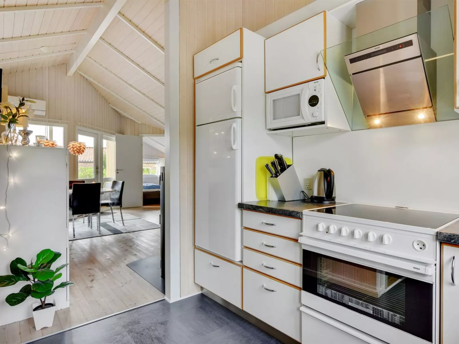 "Hwiting" - 200m from the sea-Inside