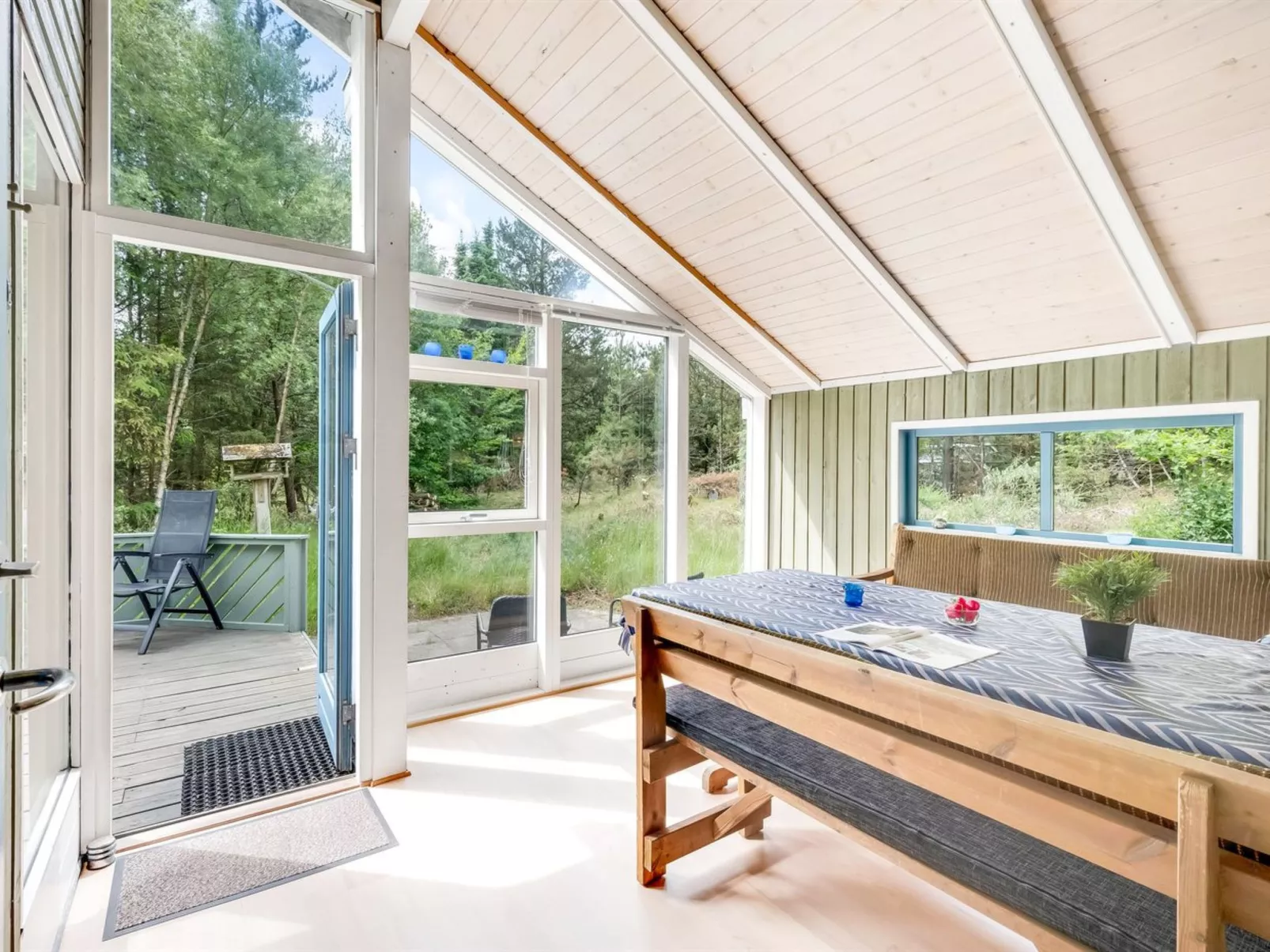 "Aamu" - 300m to the fjord-Inside