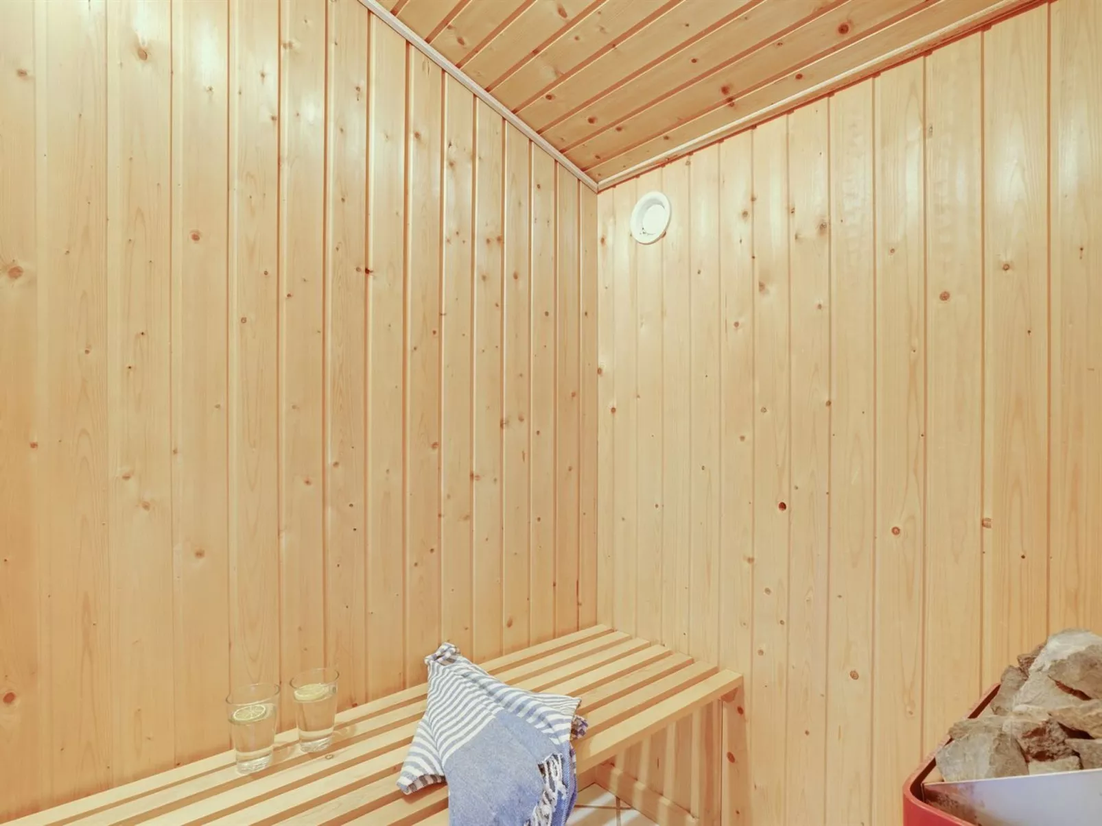 "Melanie" - 950m from the sea-Dedans