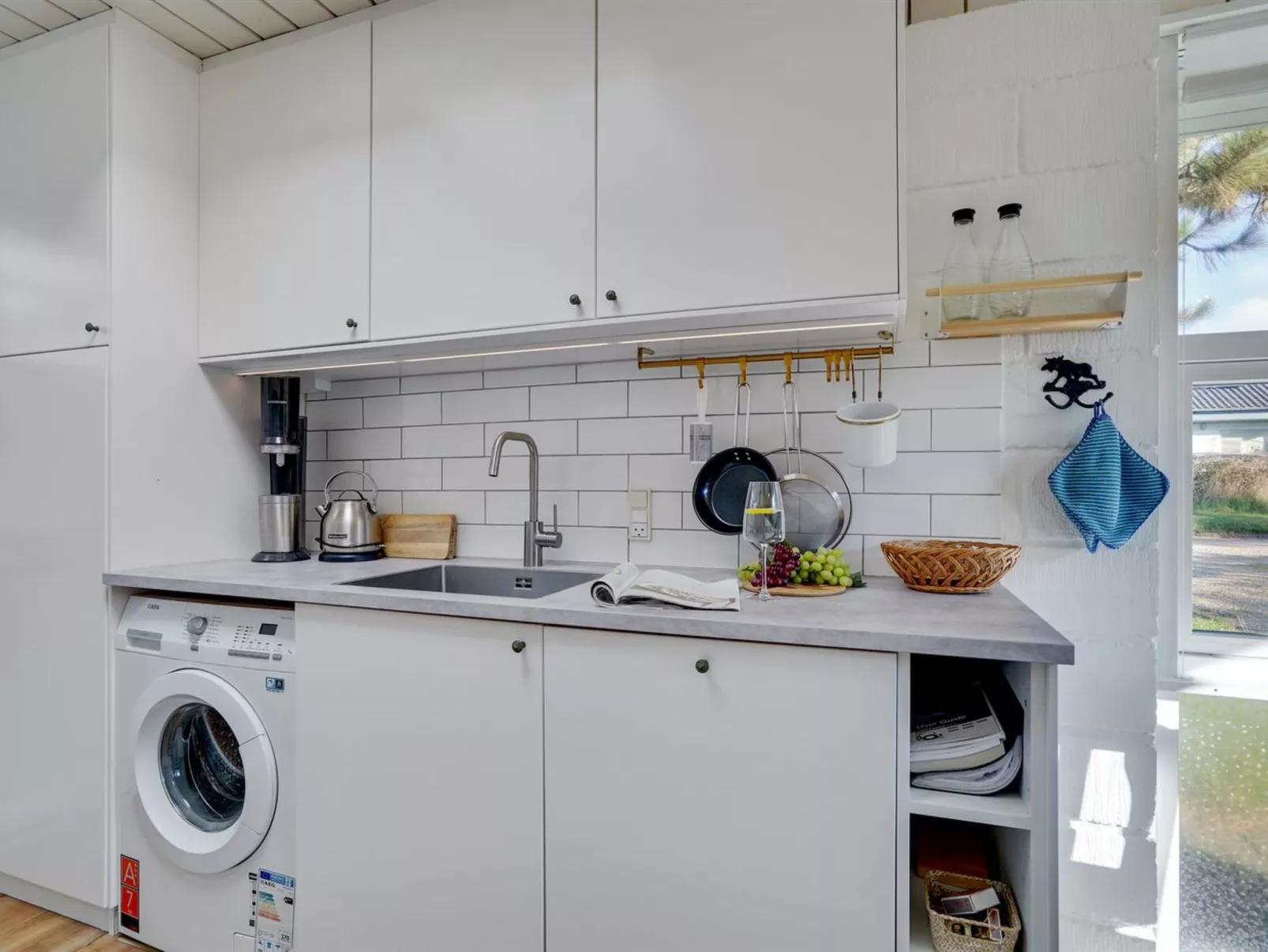 "Tomine" - 500m to the fjord-Inside