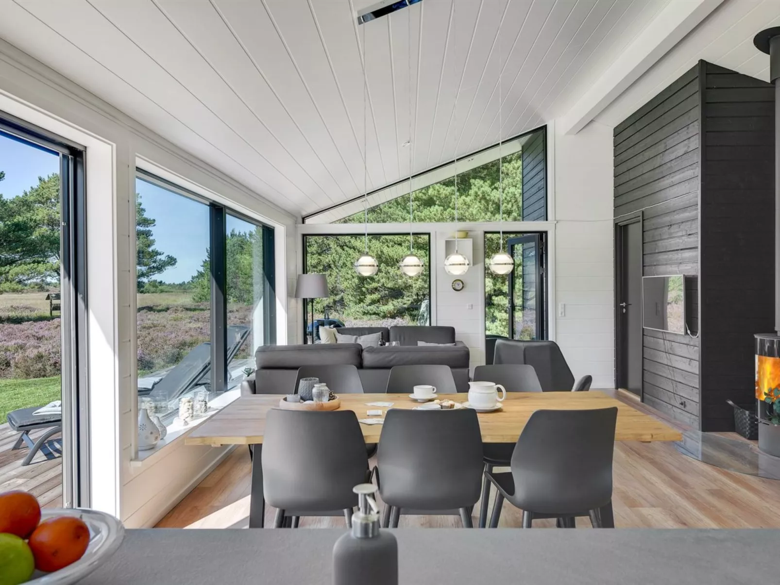 "Tea" - 2.7km from the sea-Dedans