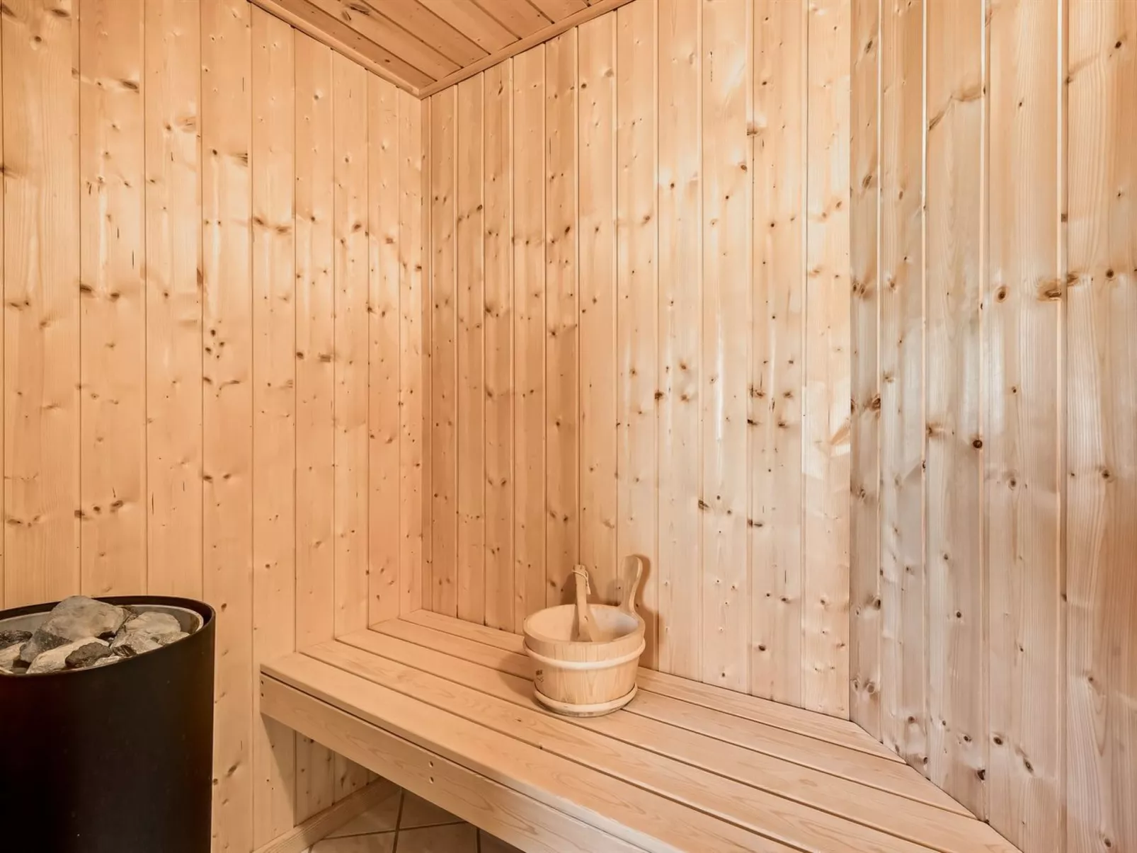 "Germaine" - 1.2km from the sea-Inside