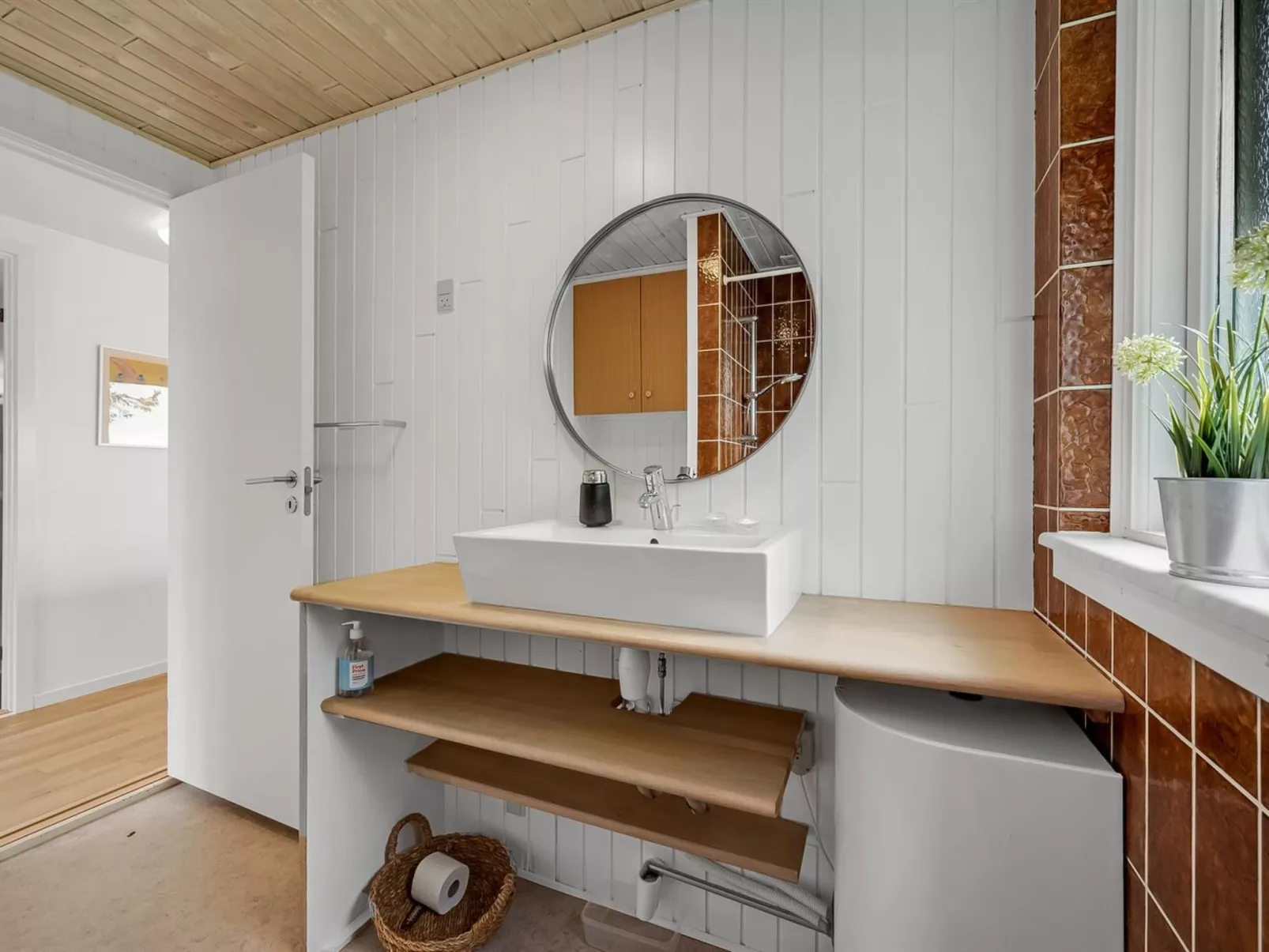 "Aleida" - 100m to the fjord-Inside