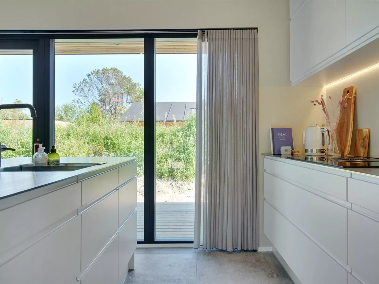 "Ileana" -  from the sea-Drinnen