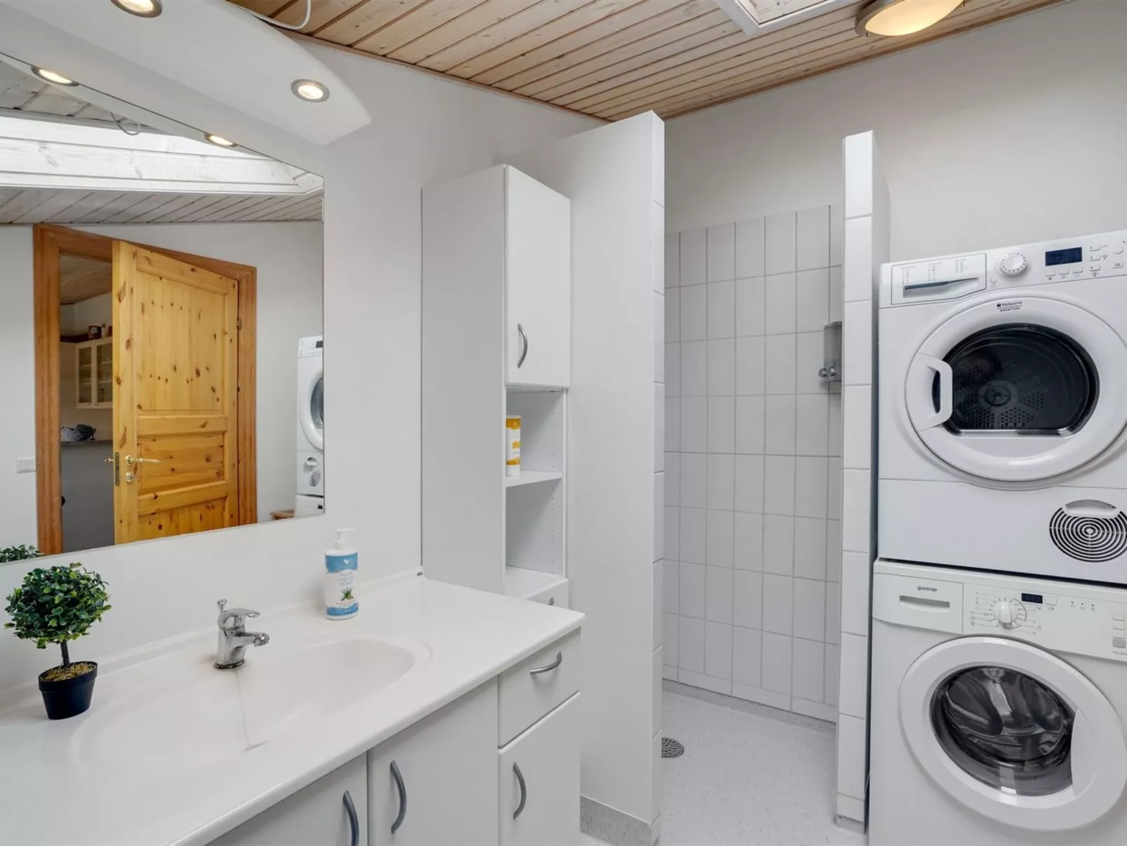 "Rafn" - 550m from the sea-Drinnen