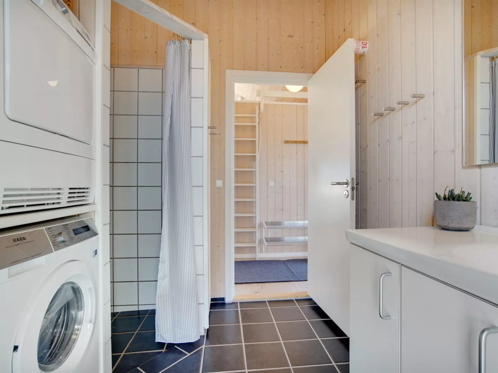 "Ulf" - 100m from the sea-Drinnen