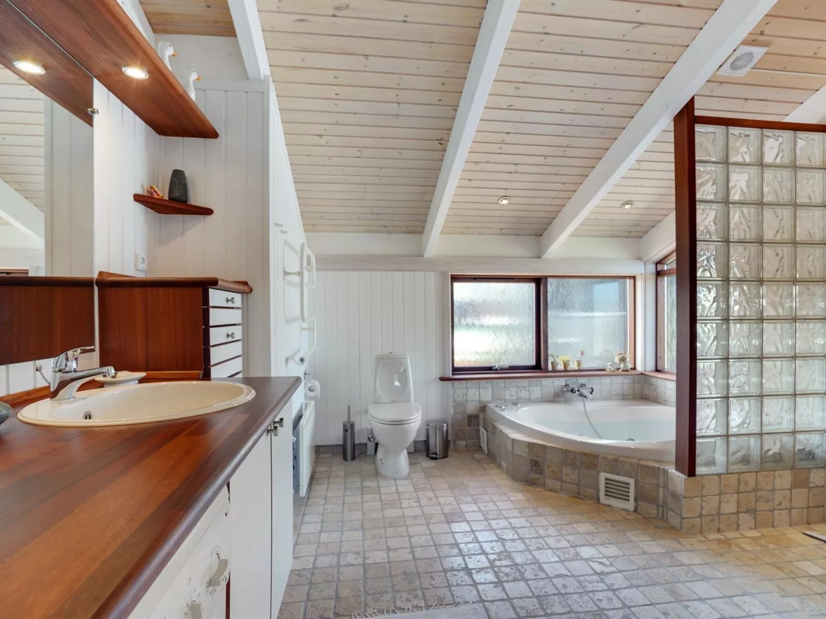 "Gyda" - 100m from the sea-Drinnen