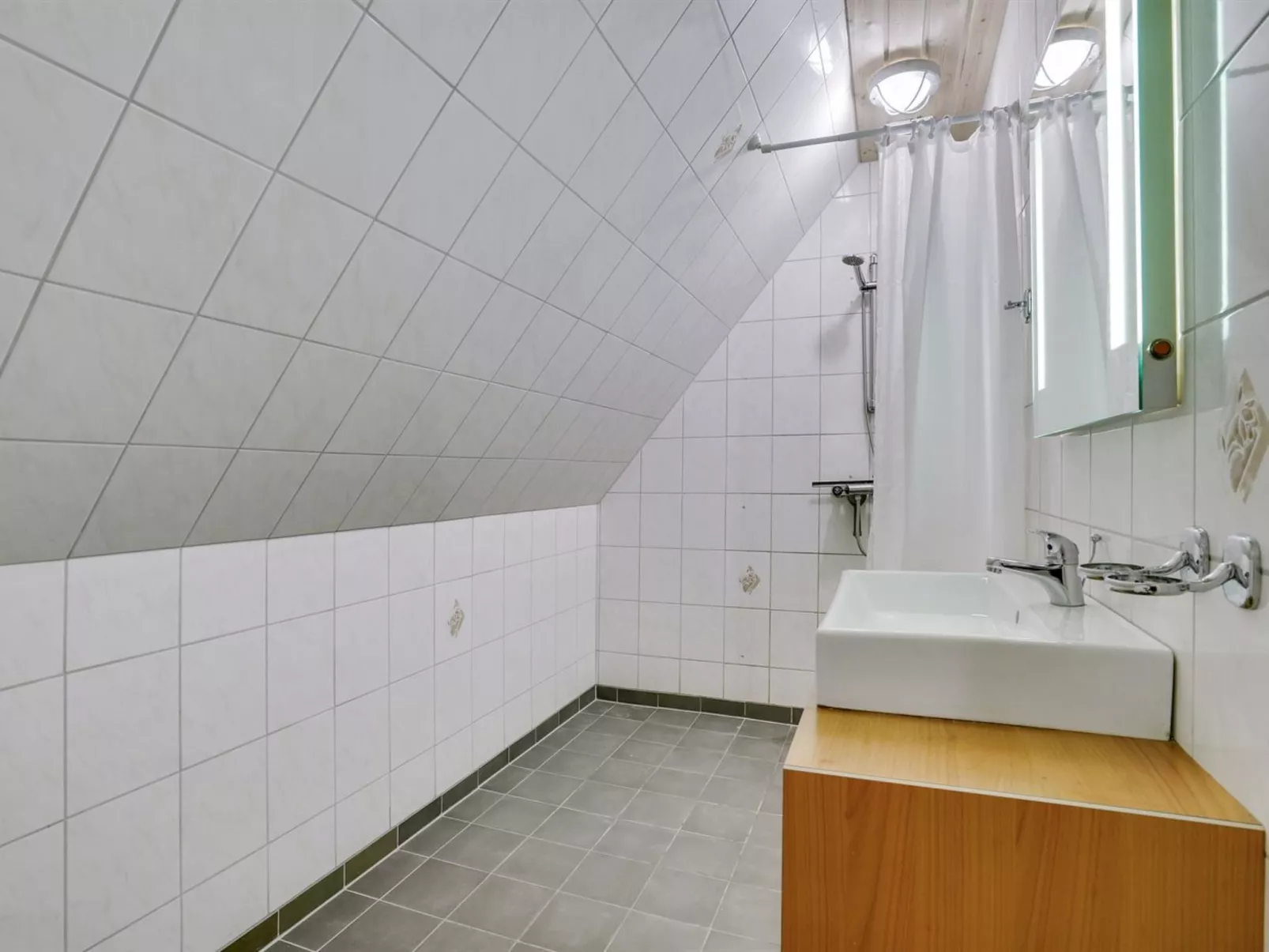 "Knut" - 10km from the sea-Inside