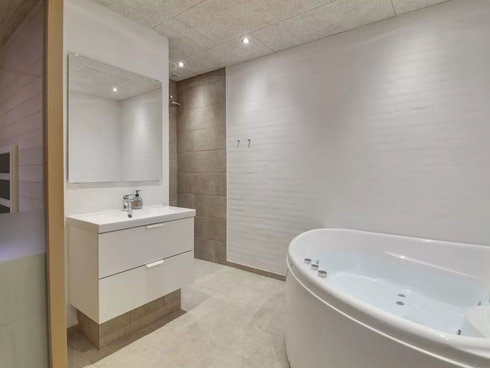 "Laulu" - 2km from the sea-Inside