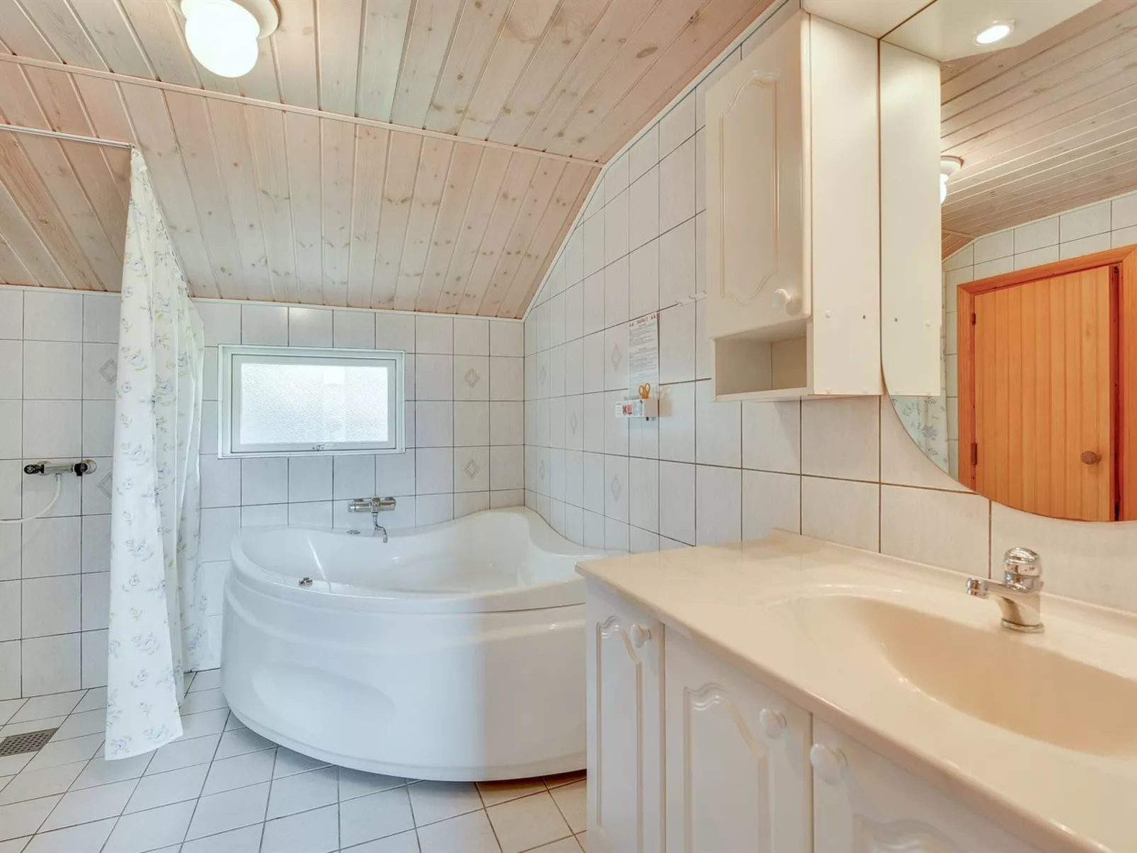 "Hildegarde" - 900m from the sea-Inside