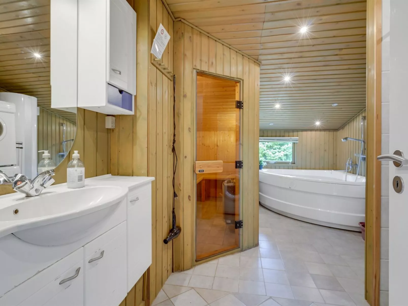 "Aileen" - 900m from the sea-Inside