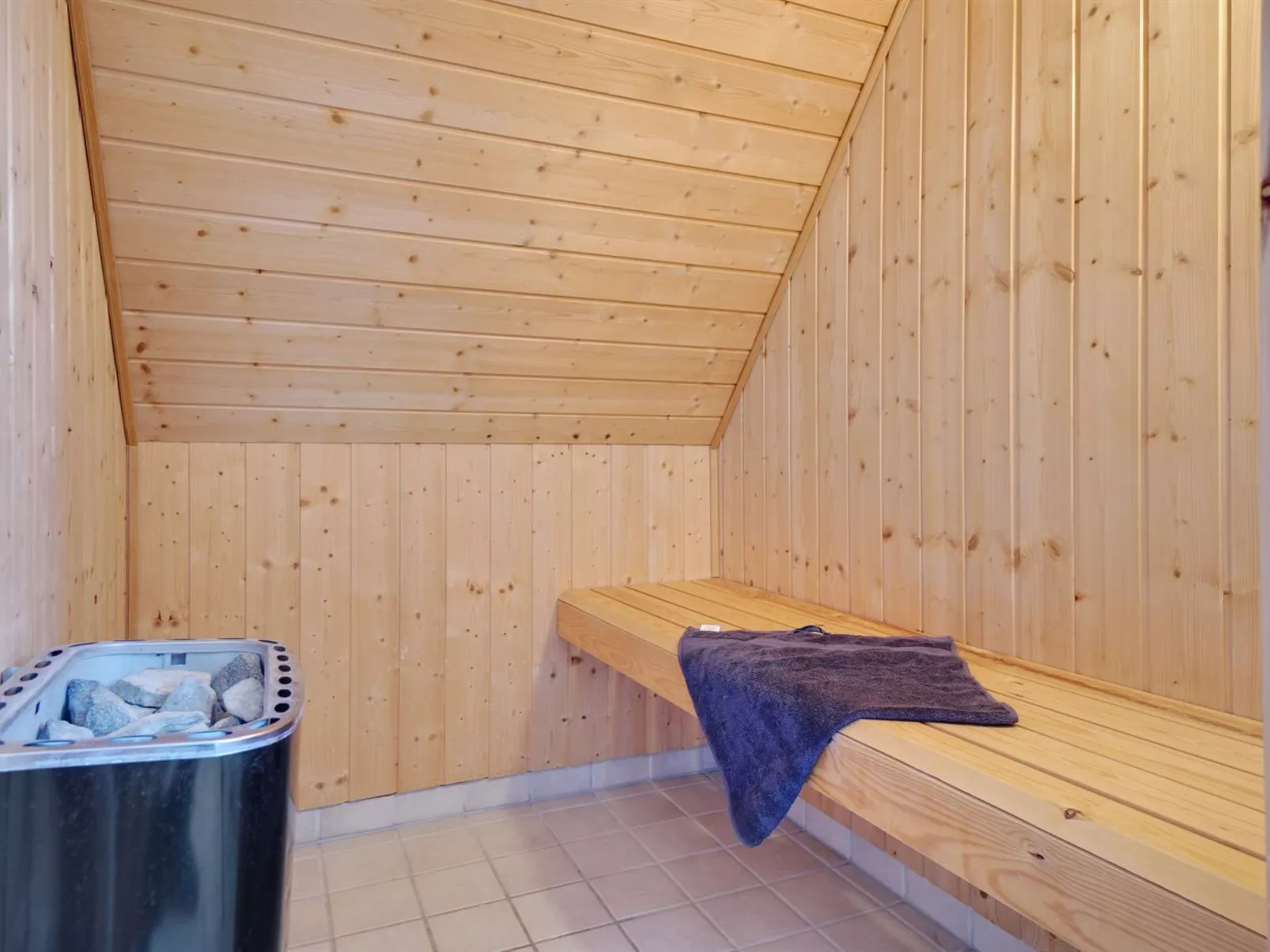 "Anniek" - 1km to the fjord-Inside