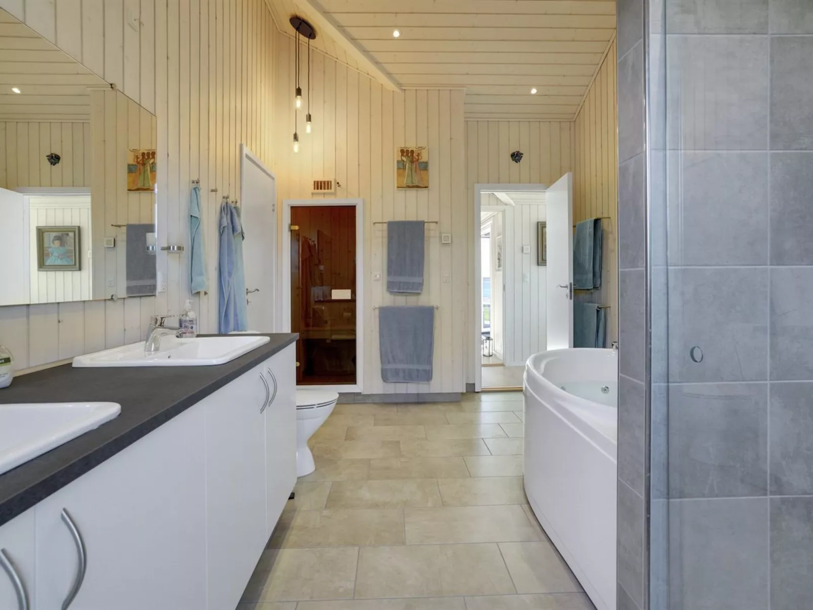 "Lander" - 20m from the sea-Inside