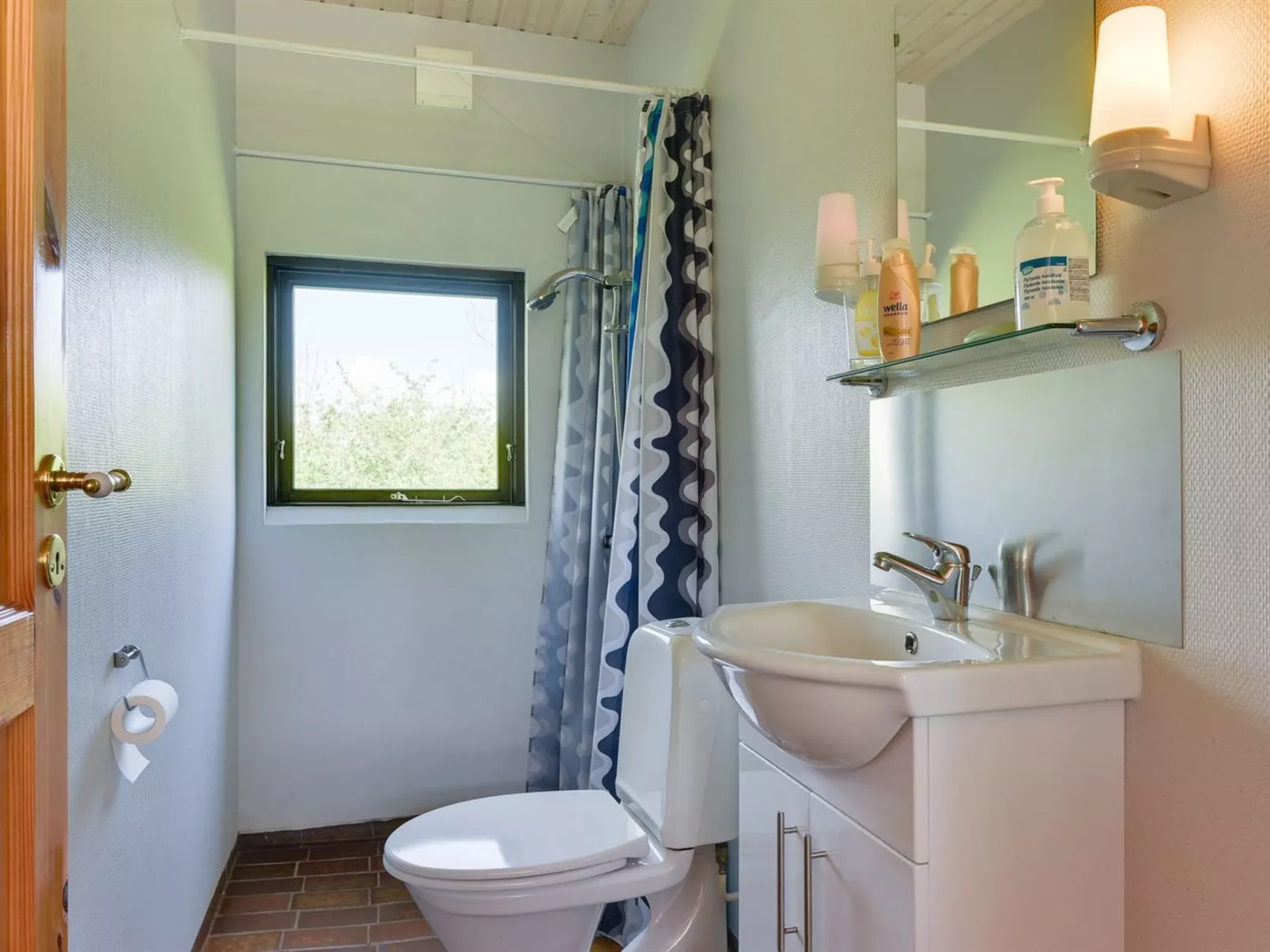 "Henna" - 550m to the fjord-Drinnen