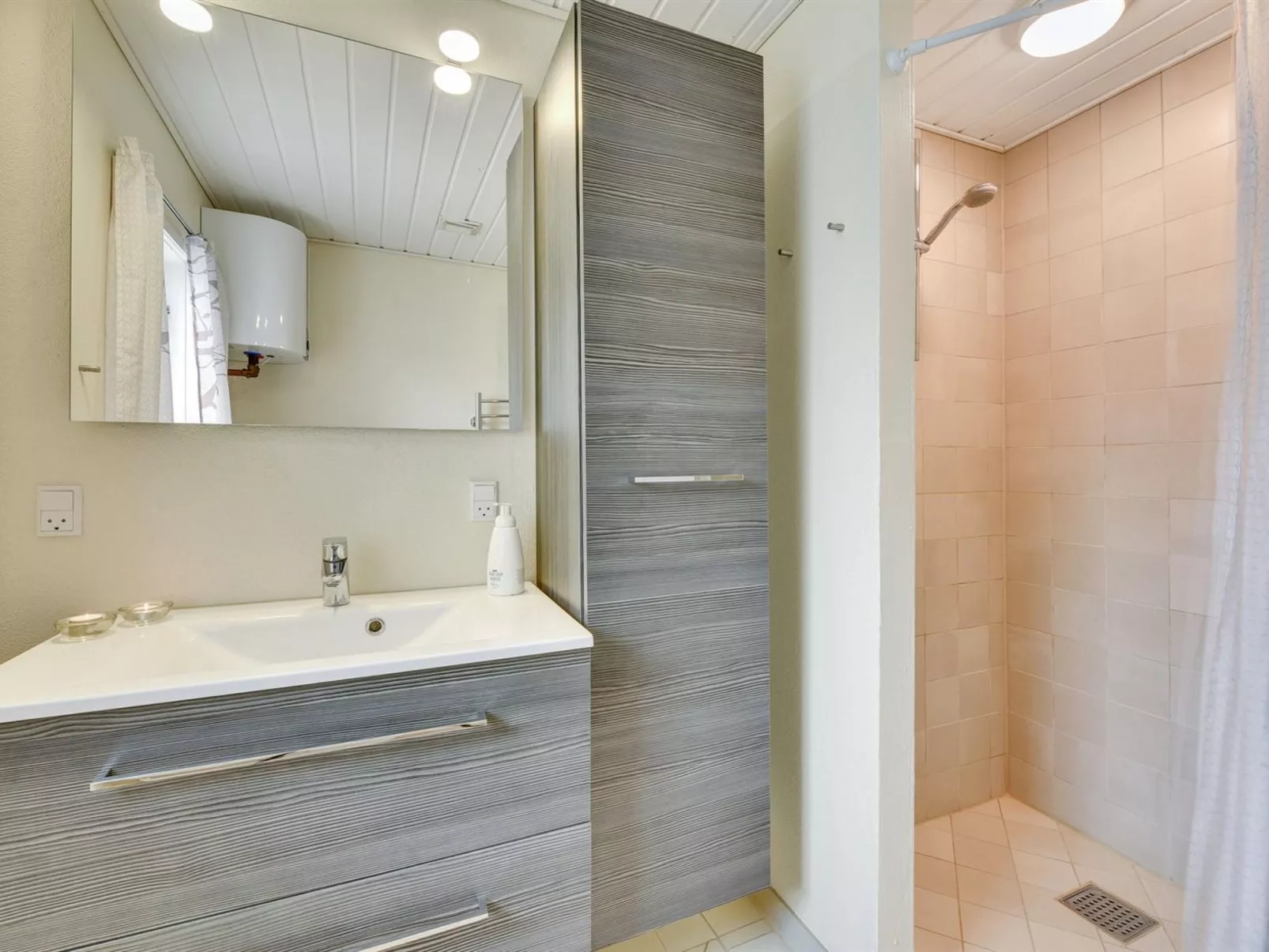 "Elizabeth" - 400m to the fjord-Inside